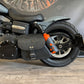 Dyna Skull Schwarz Schwingentasche mit Flaschenhalter passend für Harley-Davidson Street Bob