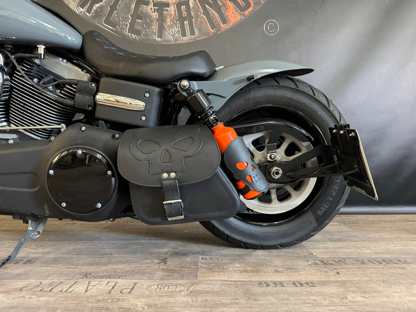 Dyna Skull Schwarz Schwingentasche mit Flaschenhalter passend für Harley-Davidson Street Bob