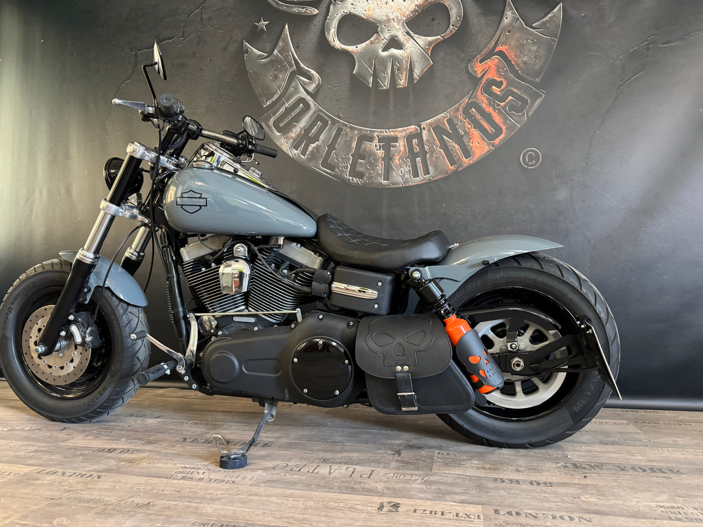 Dyna Skull Schwarz Schwingentasche mit Flaschenhalter passend für Harley-Davidson Street Bob