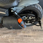 Dyna Skull Schwarz Schwingentasche mit Flaschenhalter passend für Harley-Davidson Street Bob