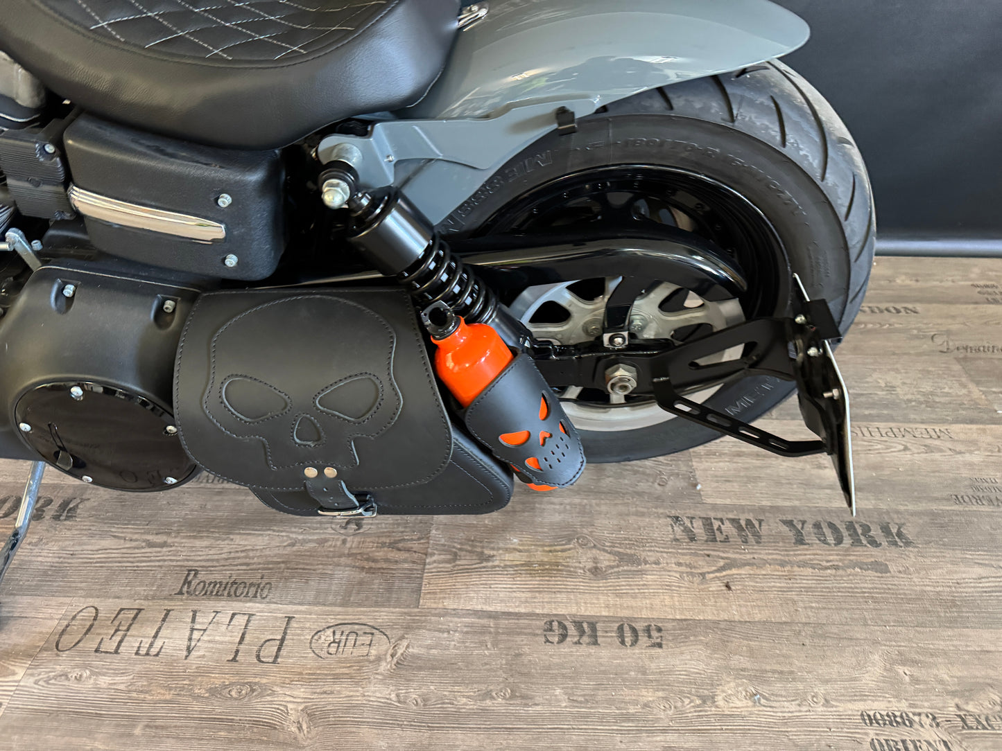 Dyna Skull Schwarz Schwingentasche mit Flaschenhalter passend für Harley-Davidson Street Bob