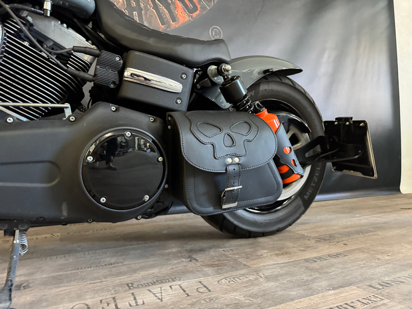 Dyna Skull Schwarz Schwingentasche mit Flaschenhalter passend für Harley-Davidson Street Bob