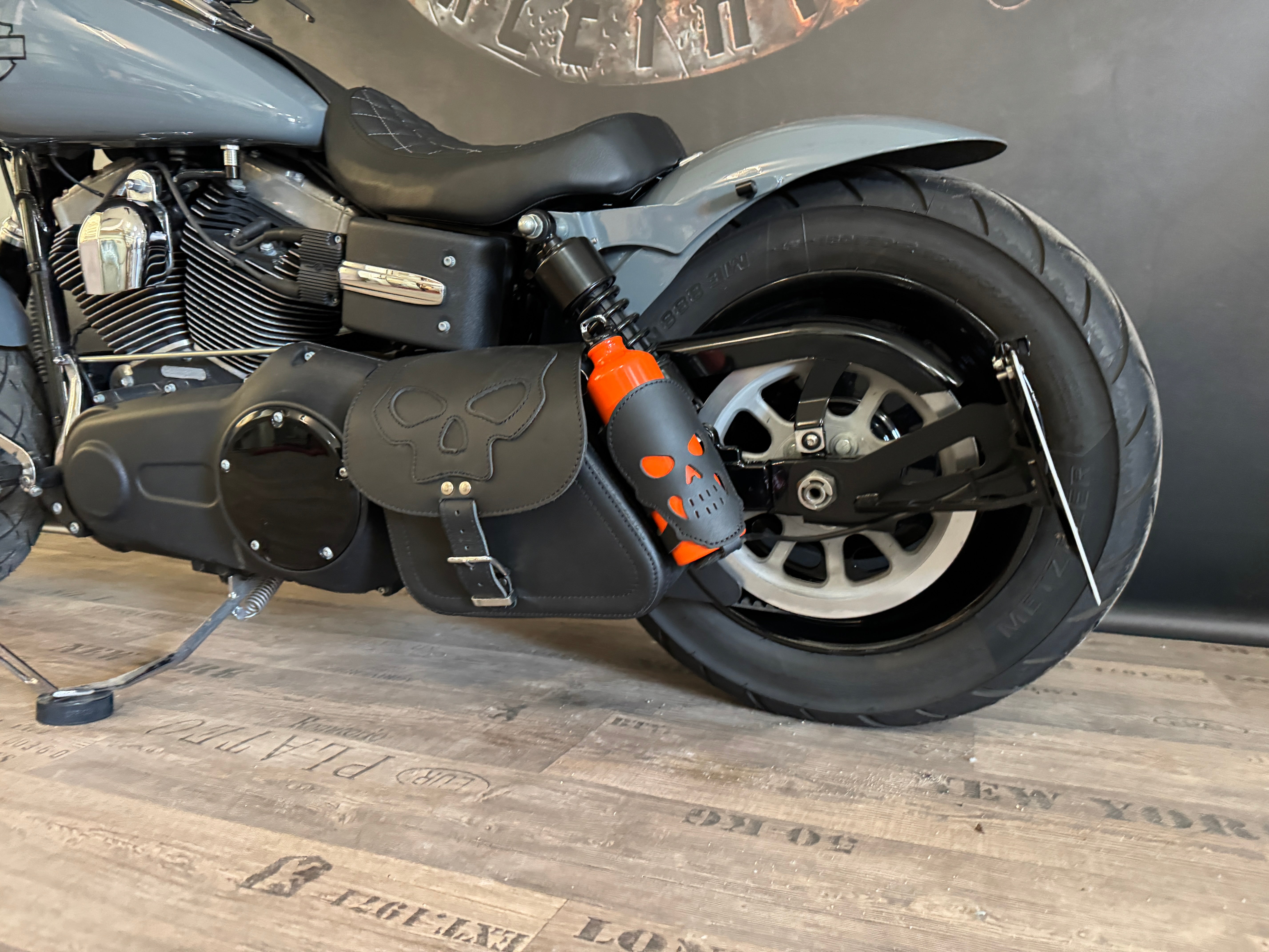 Dyna Skull Schwarz Schwingentasche mit Flaschenhalter passend für Harley-Davidson Street Bob