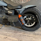 Dyna Skull Schwarz Schwingentasche mit Flaschenhalter passend für Harley-Davidson Street Bob