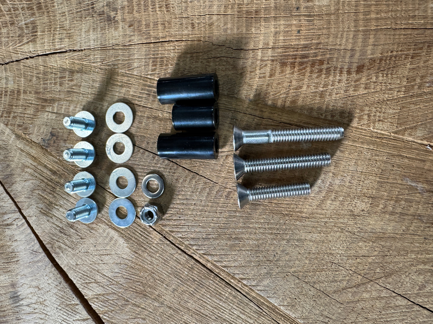 Diablo Malteser schwarz Schwingentasche Set + Schwingenhalter Softail bis 2017