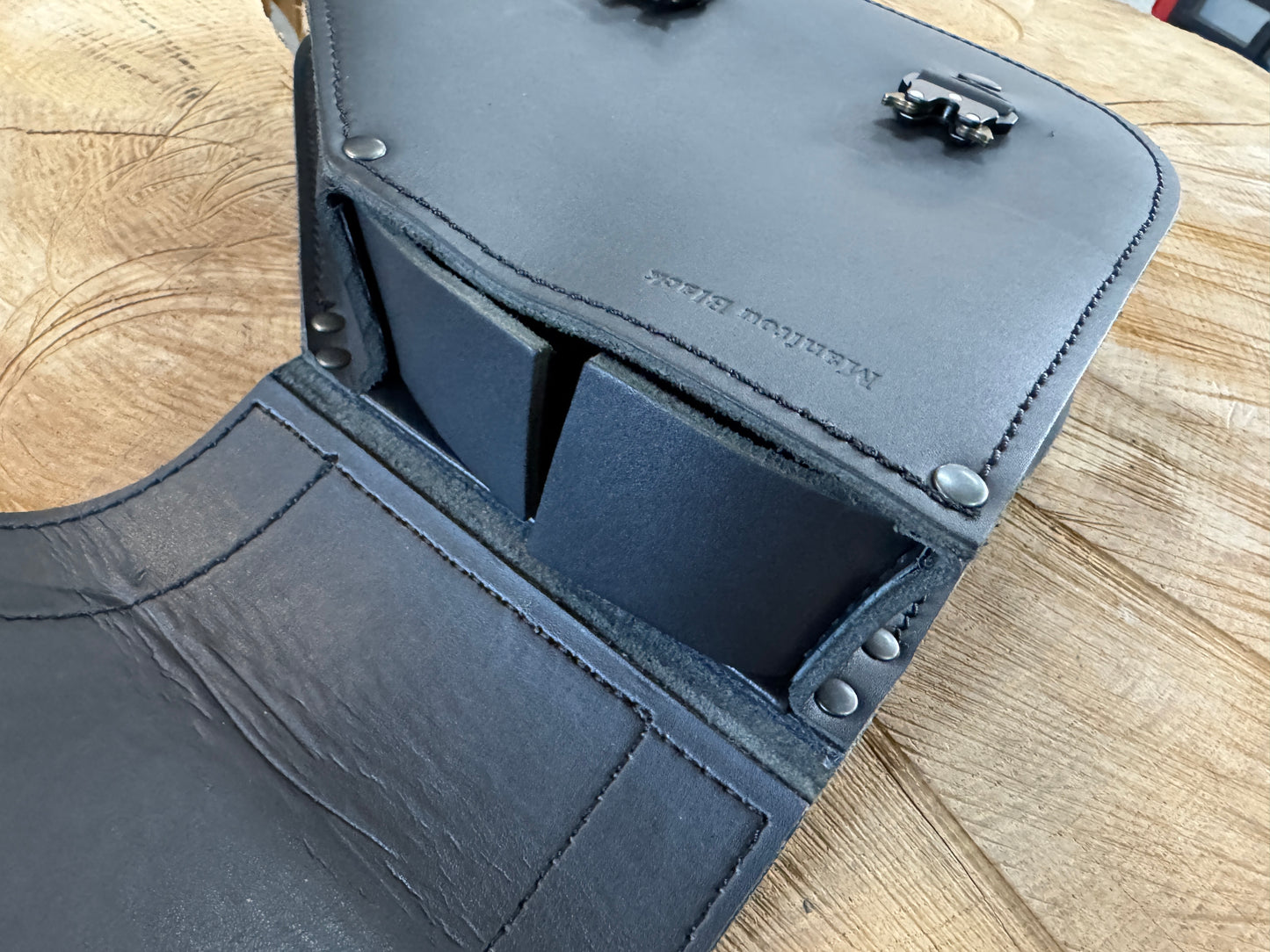 Manitou schwarz + Halter
