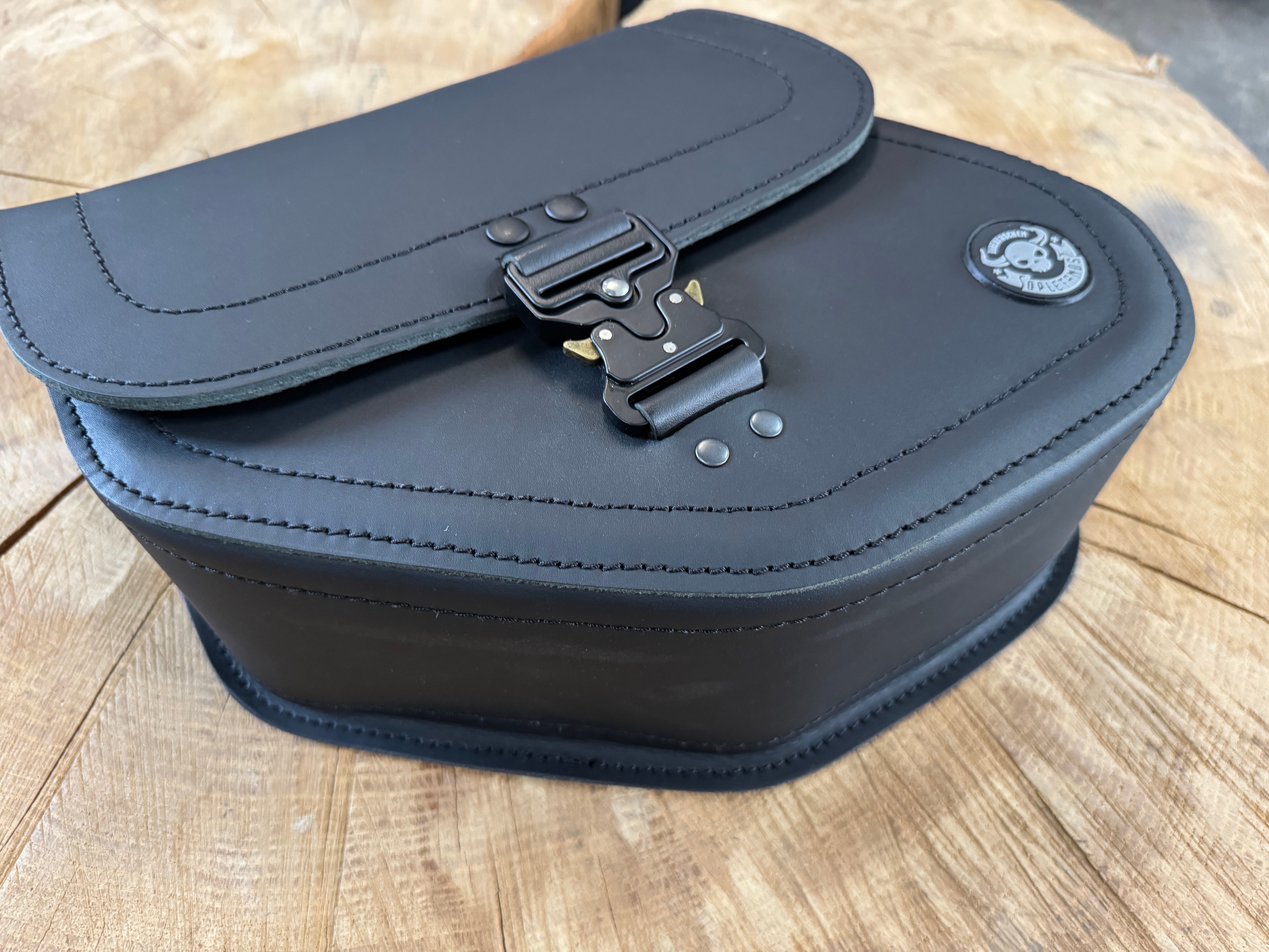 YUMA schwarz links Seitentasche passend für Indian Scout / Chief