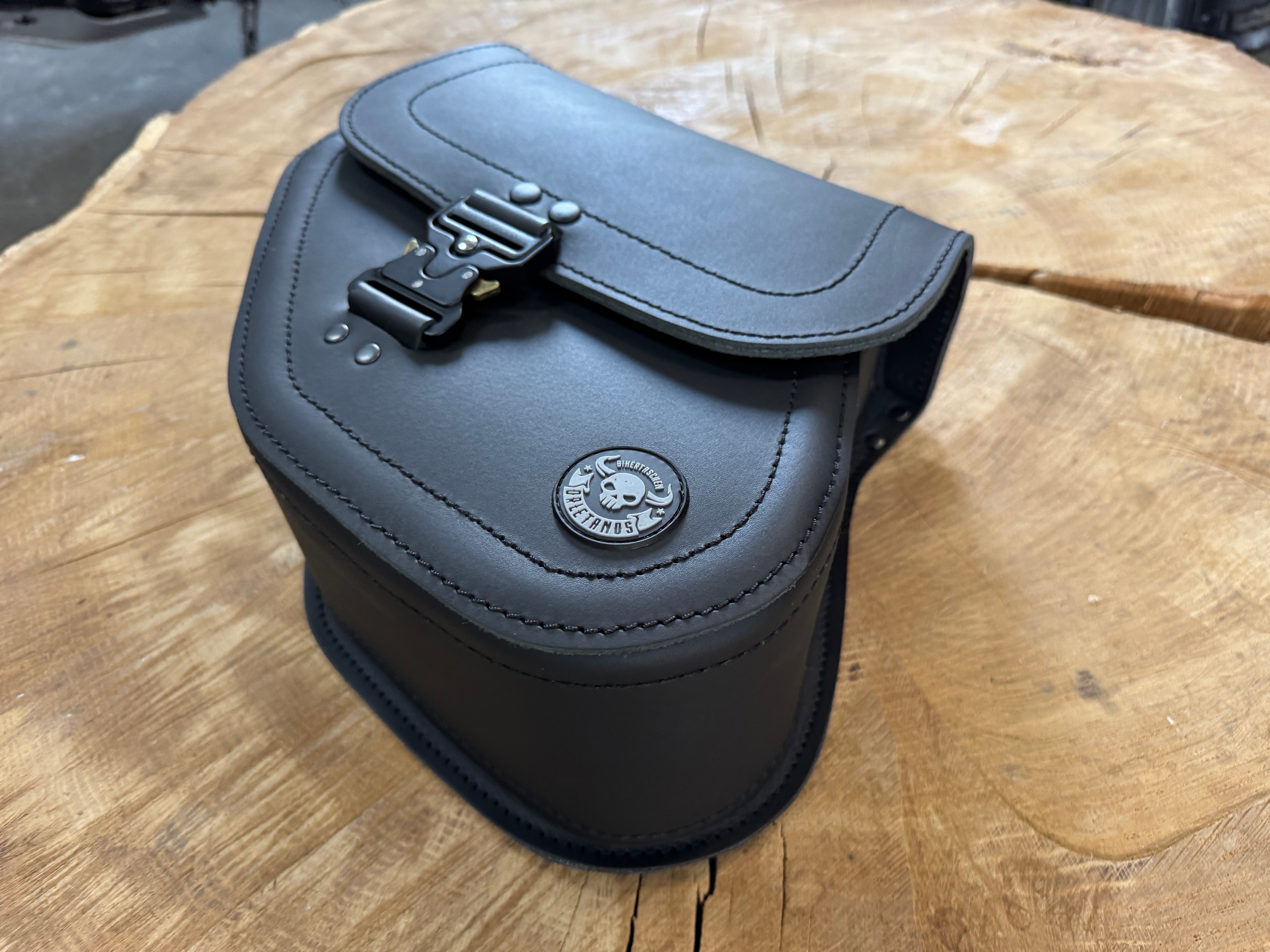 YUMA schwarz links Seitentasche passend für Indian Scout / Chief