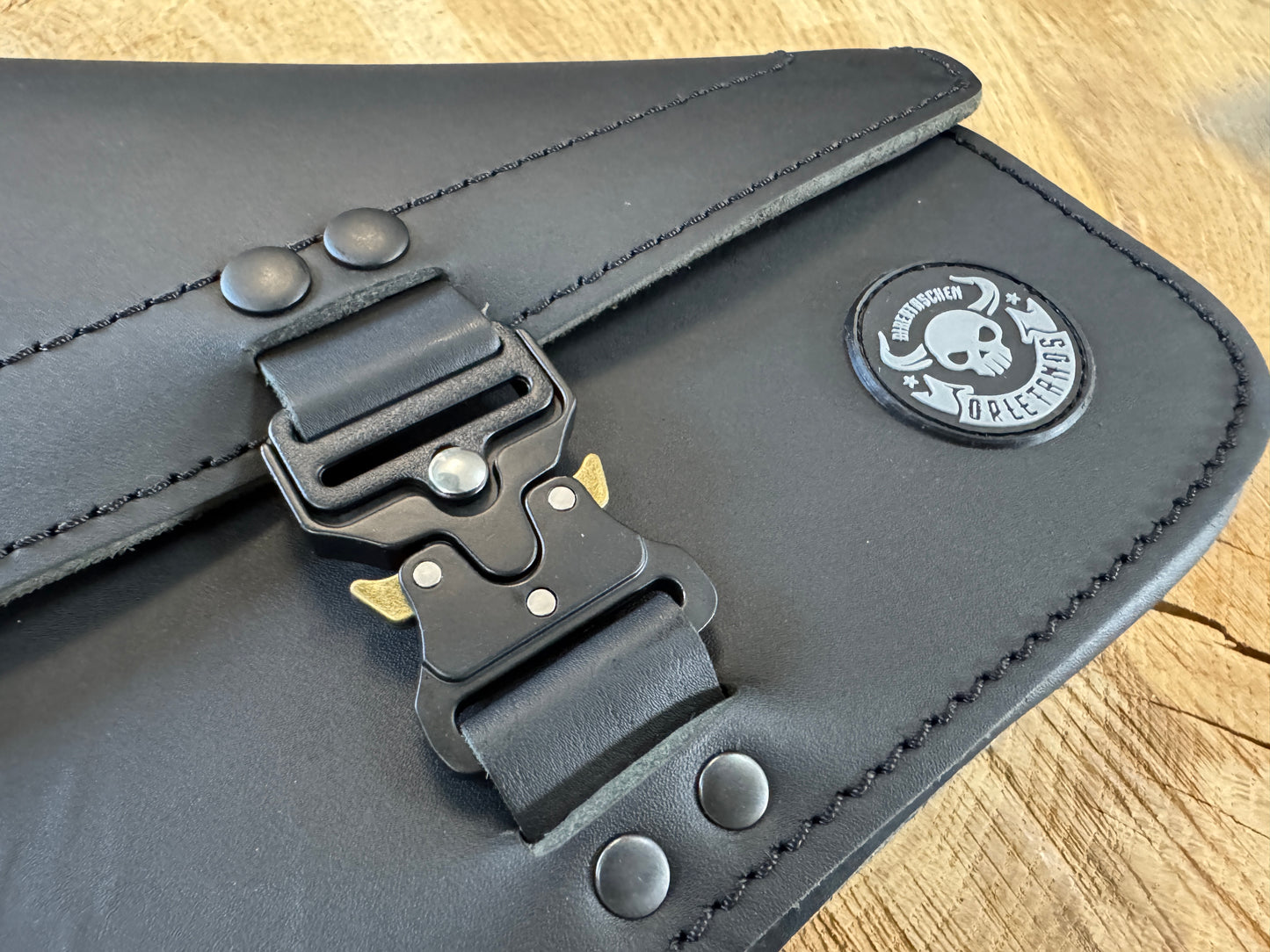 ANUK schwarz + Halter