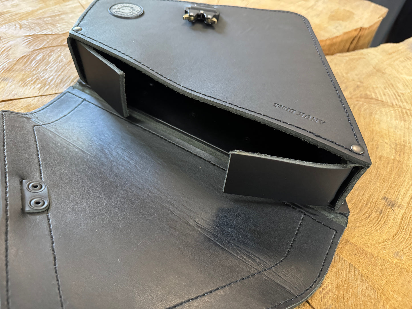 ANUK schwarz + Halter