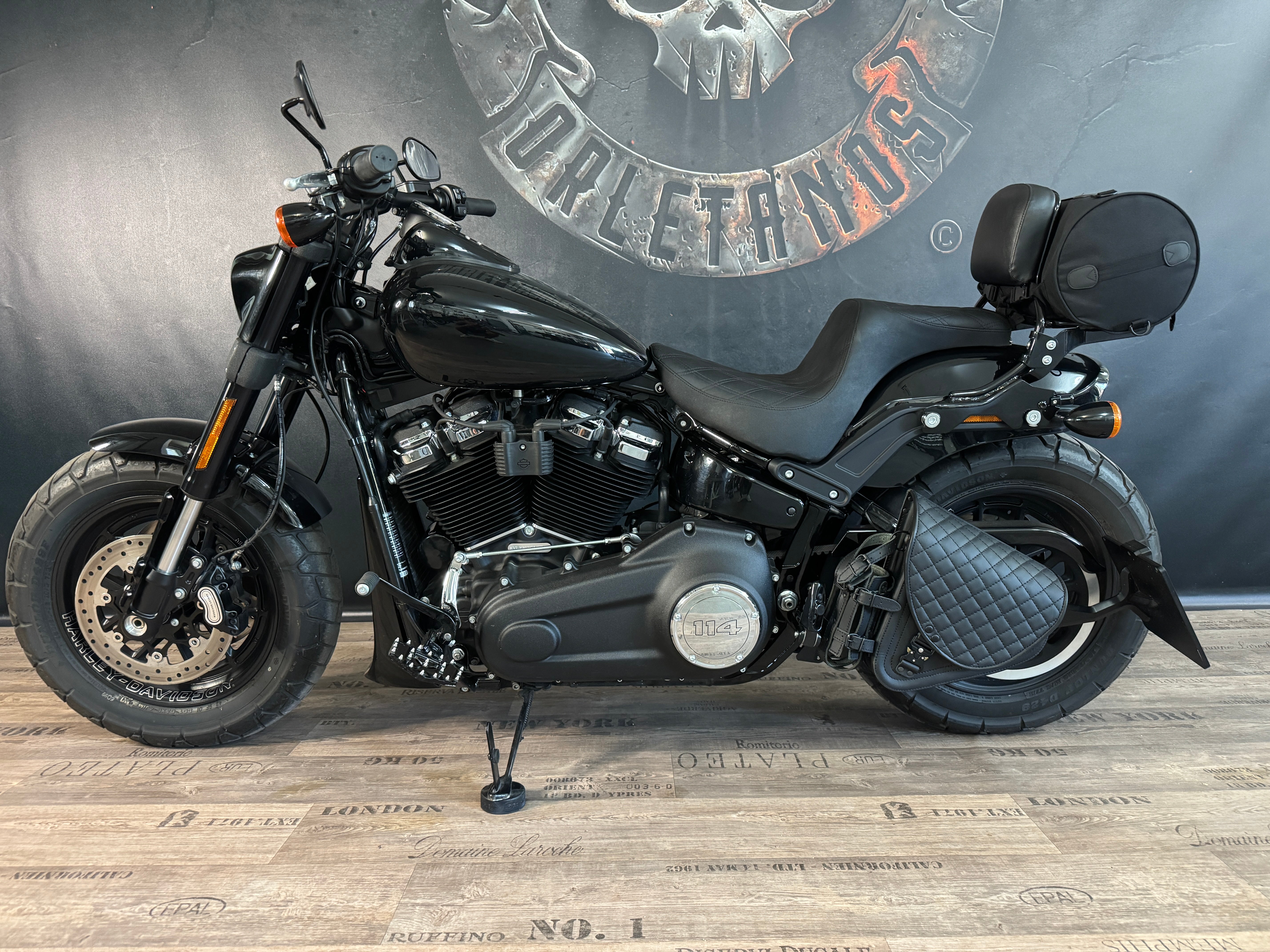 Diablo Blackline gesteppt Schwingentasche mit Flaschenhalter passend für Harley-Davidson Softail