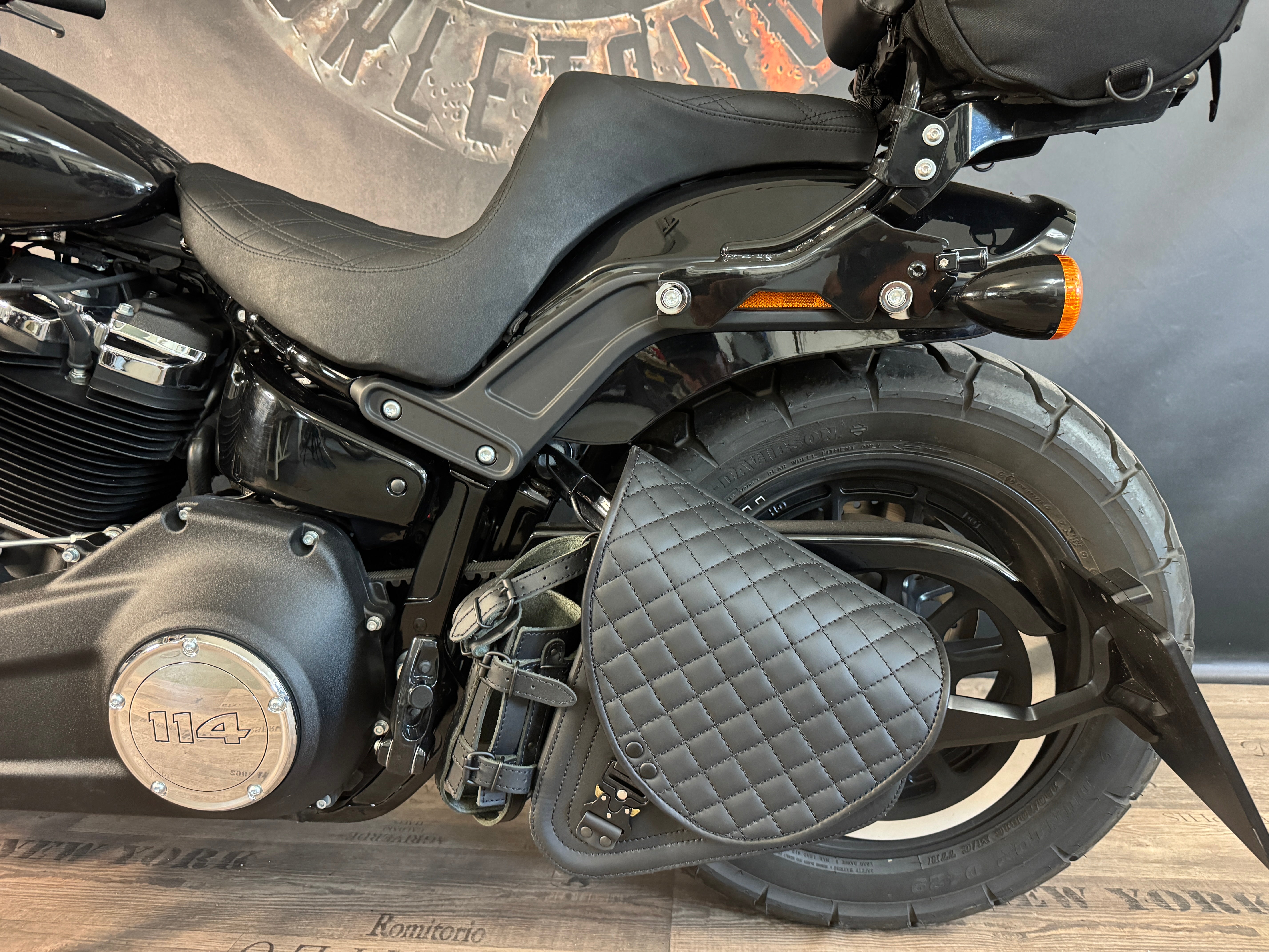 Diablo Blackline gesteppt Schwingentasche mit Flaschenhalter passend für Harley-Davidson Softail