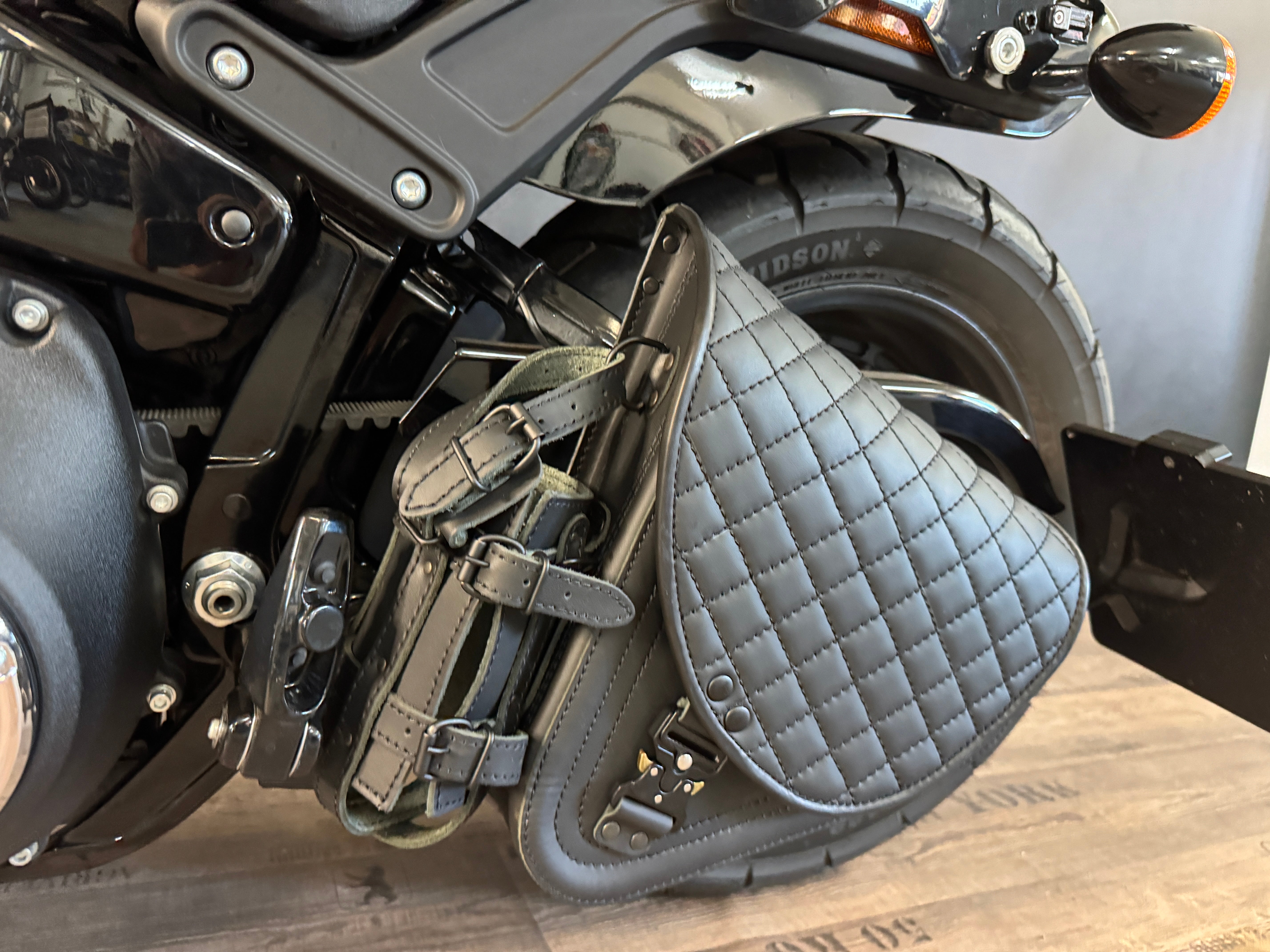 Diablo Blackline gesteppt Schwingentasche mit Flaschenhalter passend für Harley-Davidson Softail