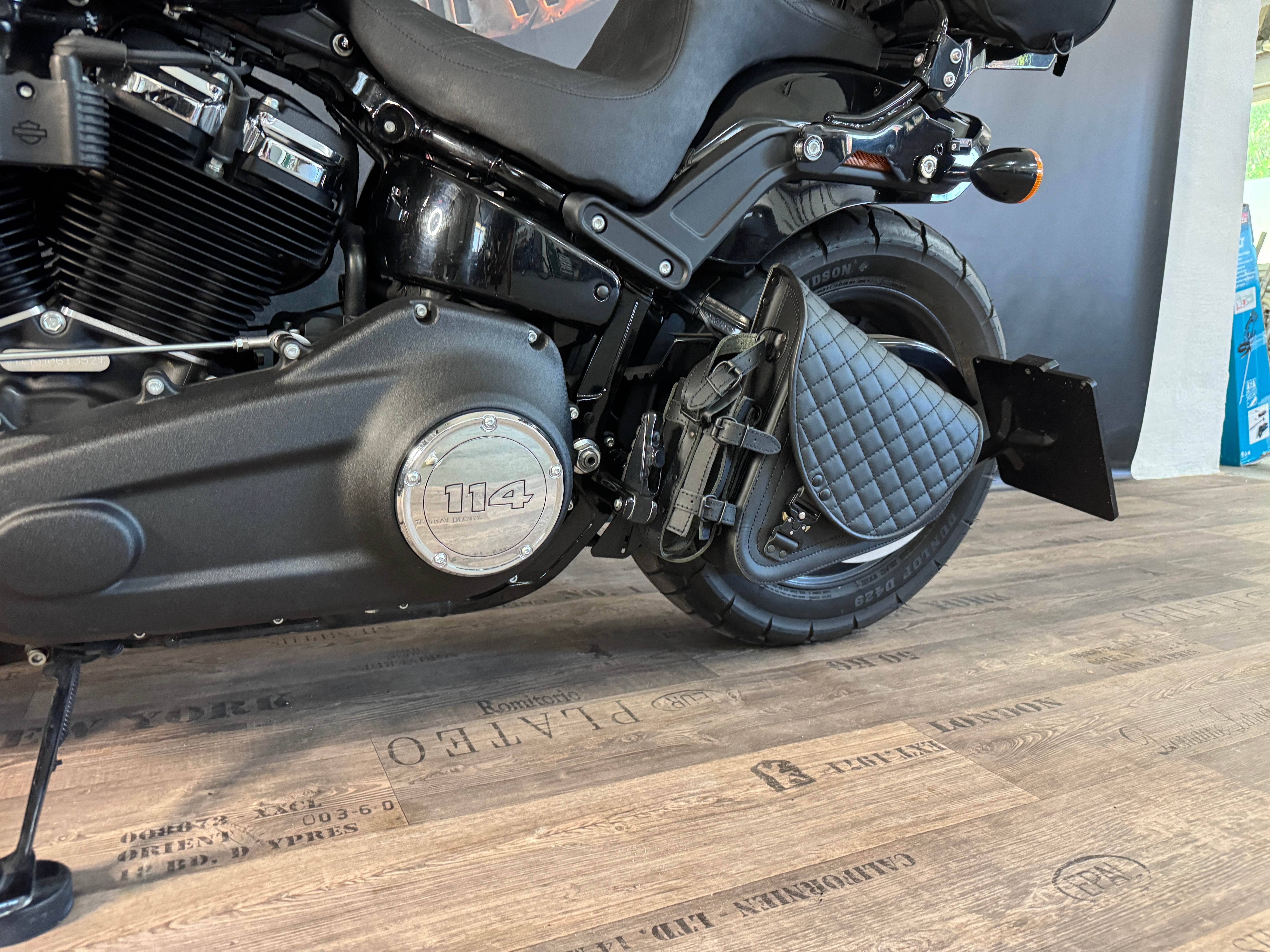 Diablo Blackline gesteppt Schwingentasche mit Flaschenhalter passend für Harley-Davidson Softail