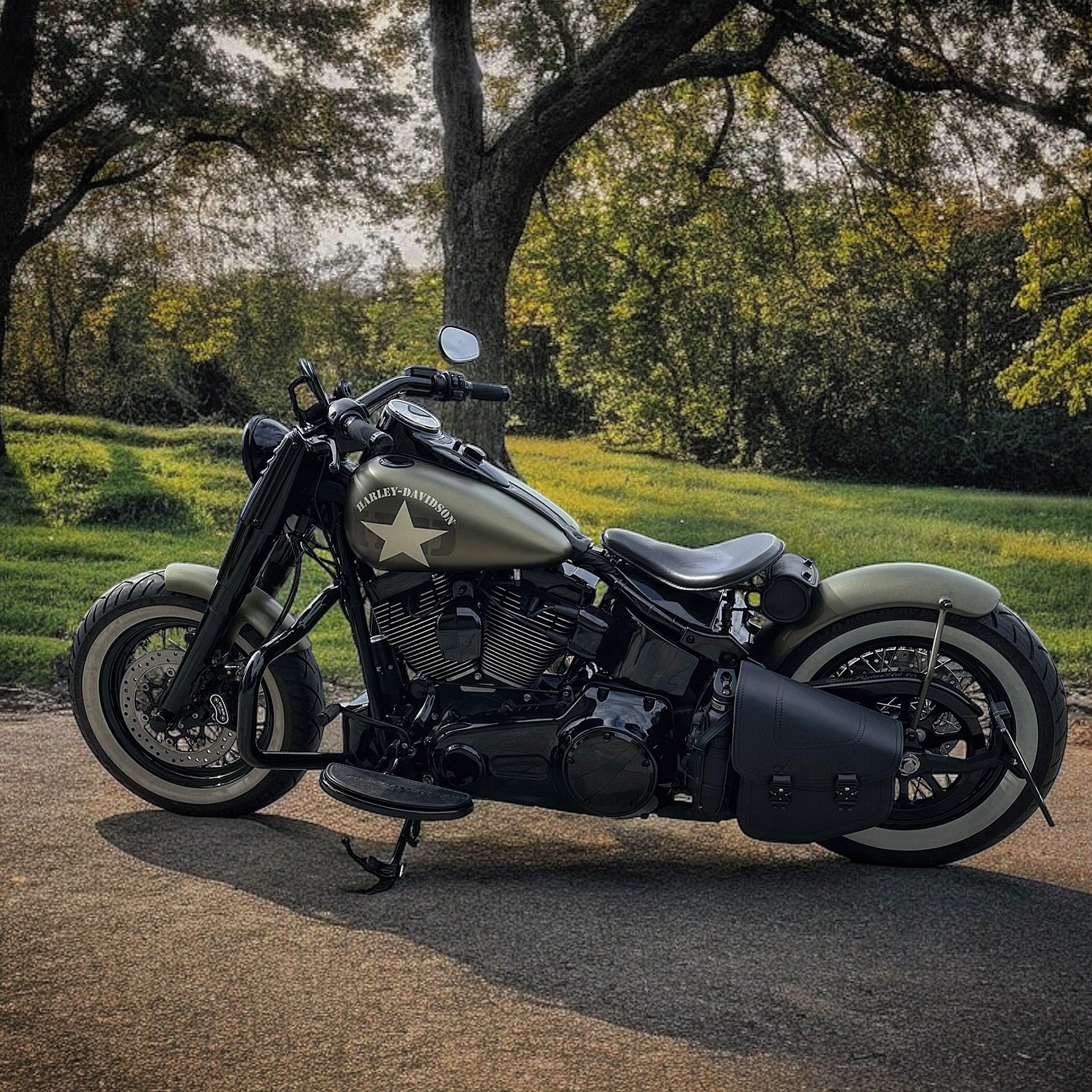 Bullet Blackline Schwingentasche Set + Schwingenhalter Softail ab 2018
