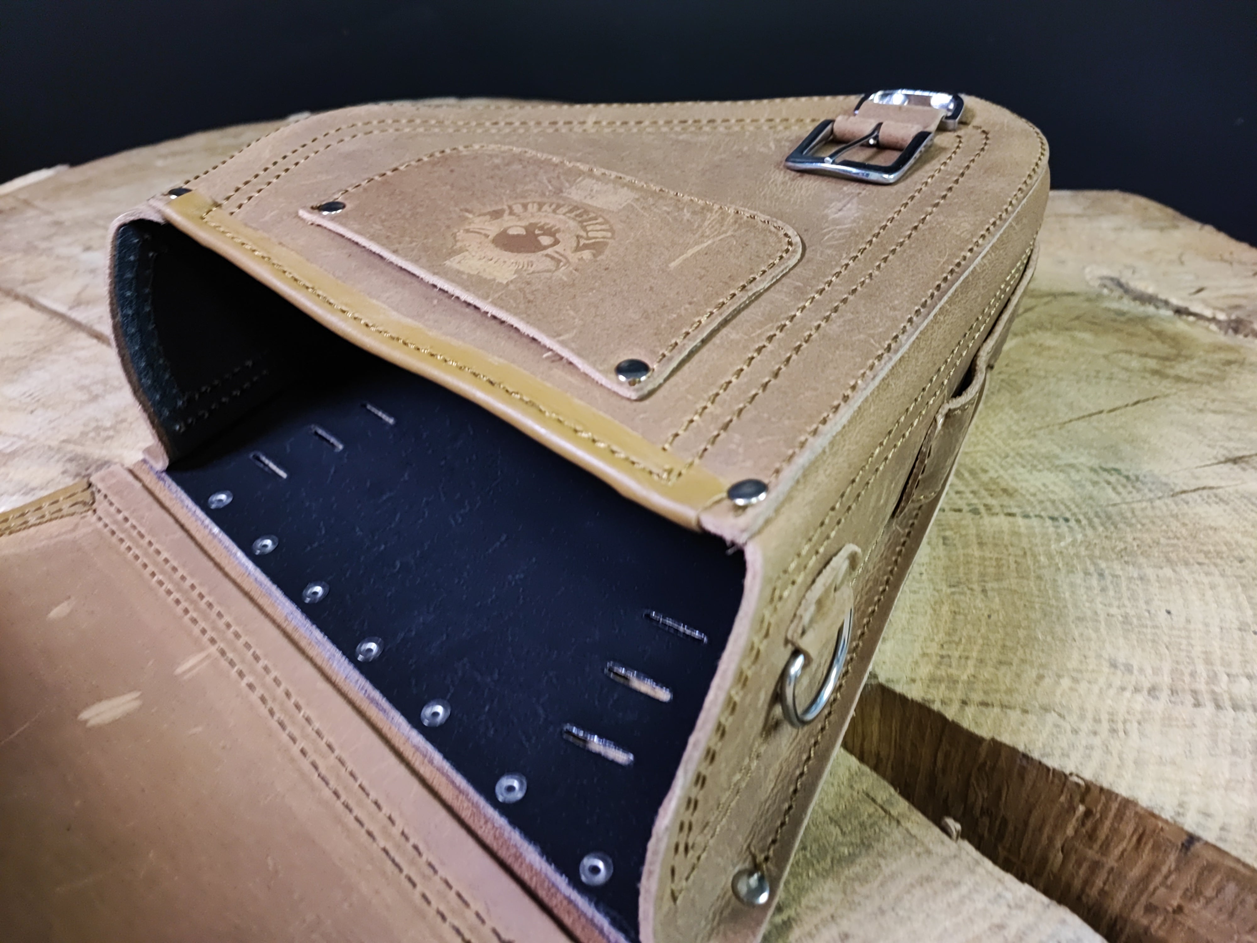 Diablo Hellbraun mit Flaschenhalter passend für Harley-Davidson Softail