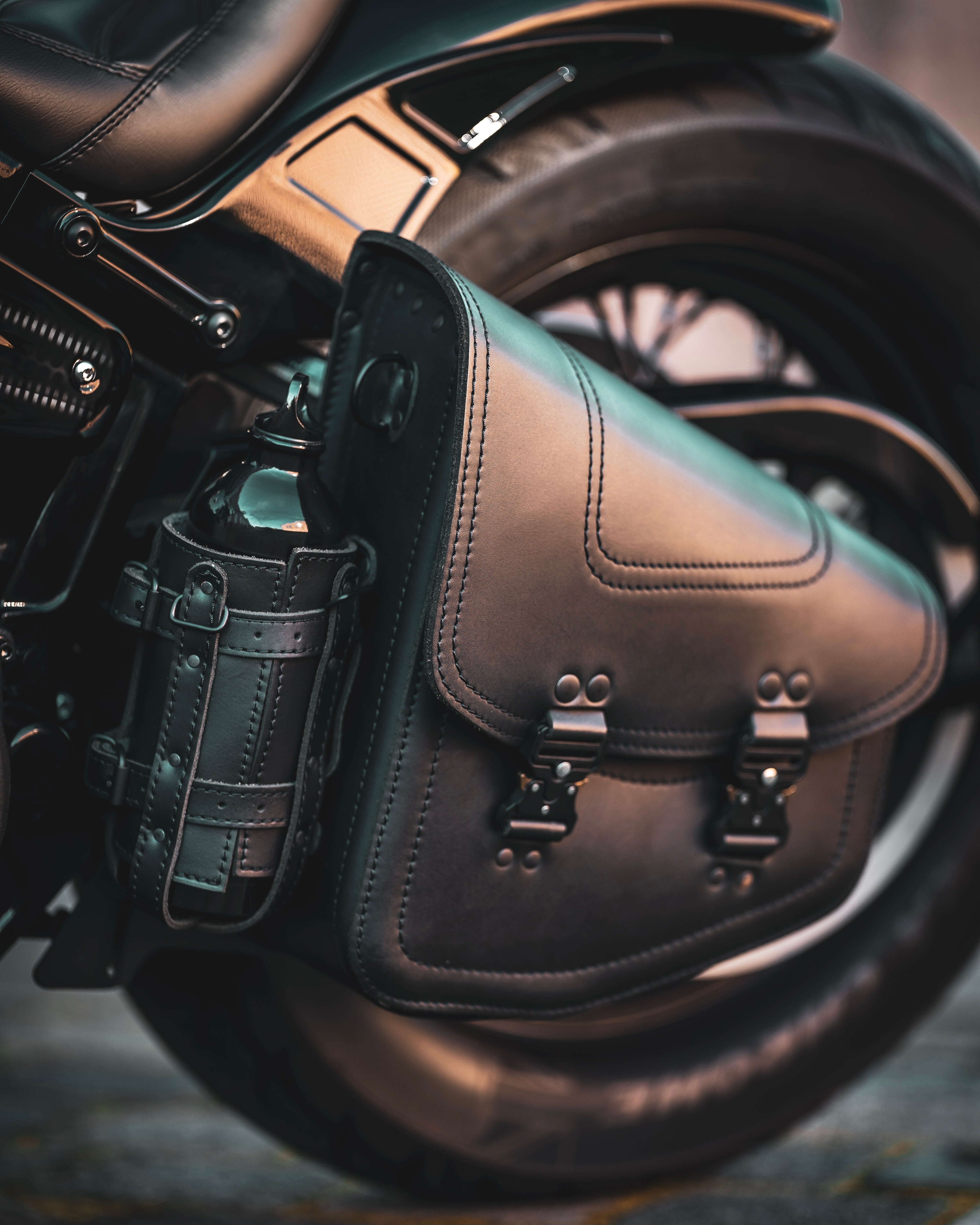 Bullet Blackline Schwingentasche Set + Schwingenhalter Softail ab 2018