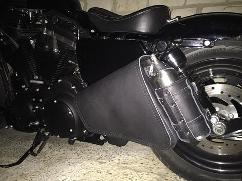 Clean schwarz Seitentasche mit Flaschenhalter passend für Harley-Davidson Sportster