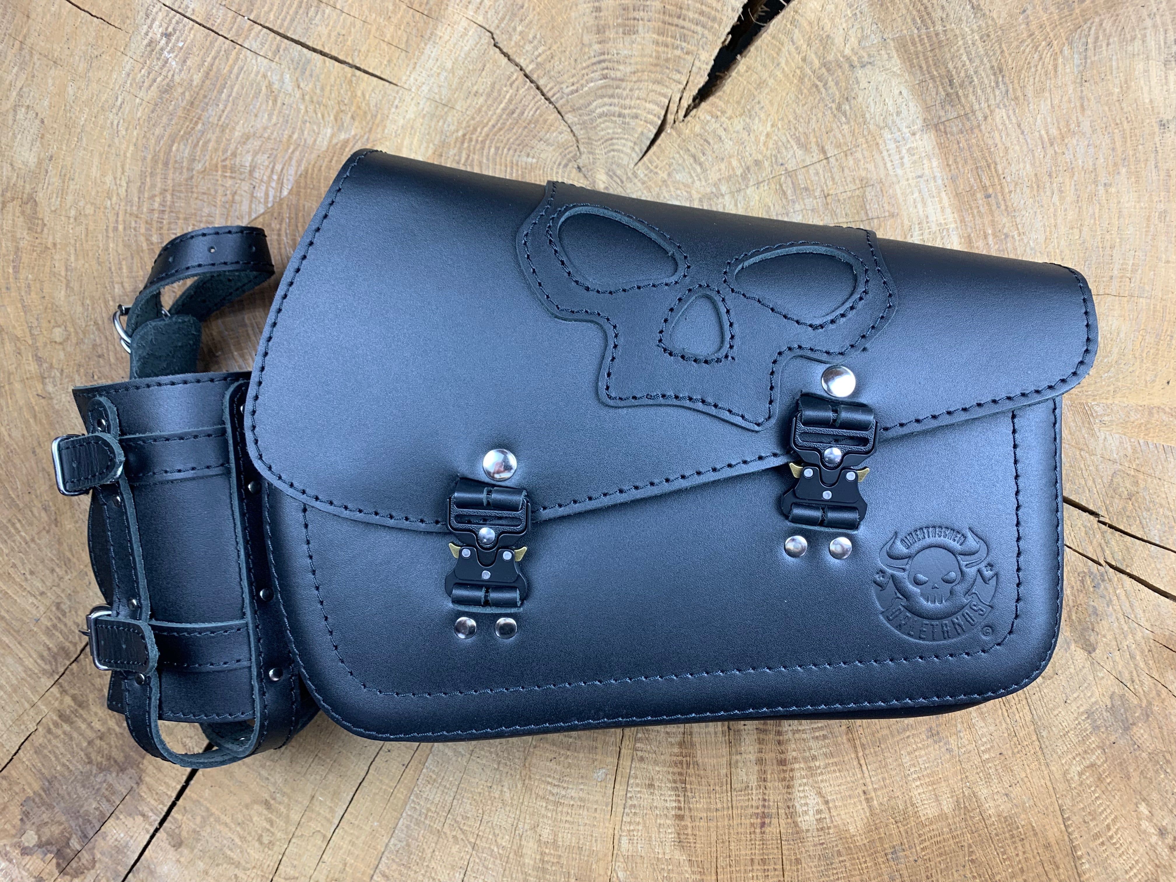 KING SKULL SCHWARZ mit Flaschenhalter Schwingentasche passend für Harley-Davidson Sportster S ab 2021