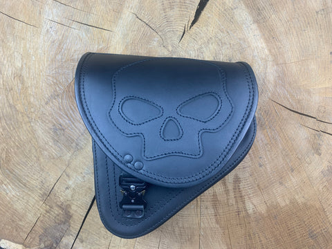 Diablo Skull Blackline Schwingentasche mit Flaschenhalter passend für Harley-Davidson Softail
