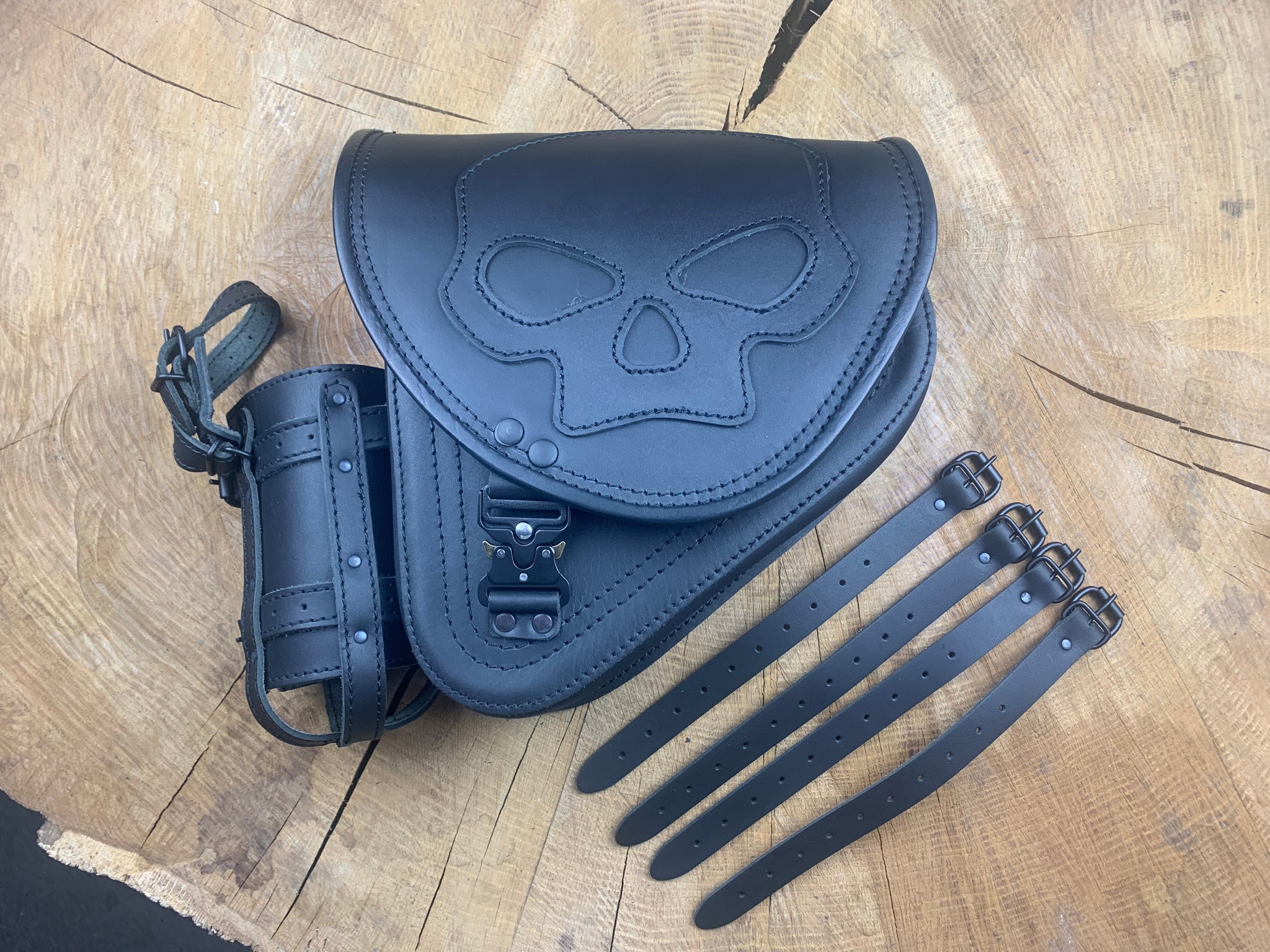 Diablo Skull Blackline Schwingentasche mit Flaschenhalter passend für Harley-Davidson Softail