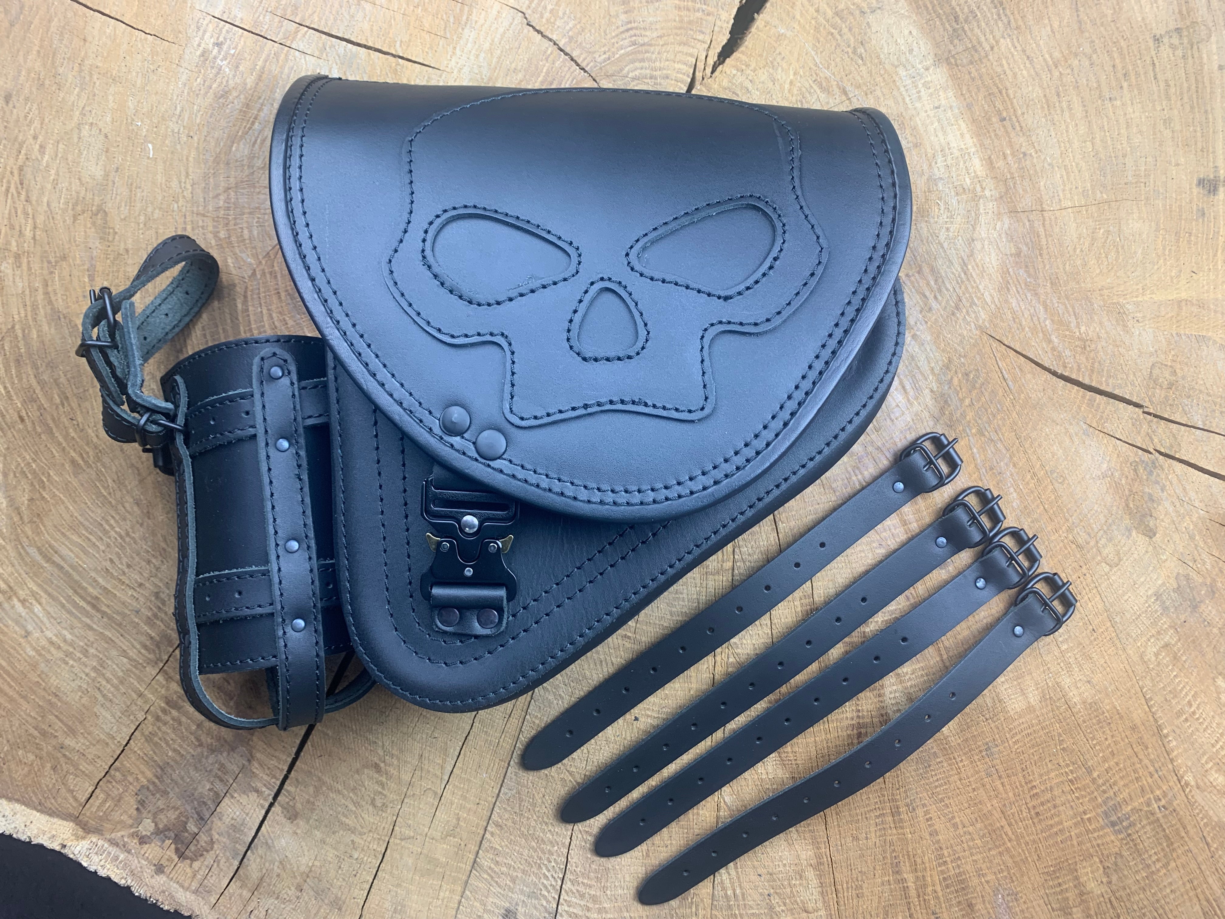 Diablo Skull Blackline Schwingentasche + Schwingenhalter Softail ab 2018