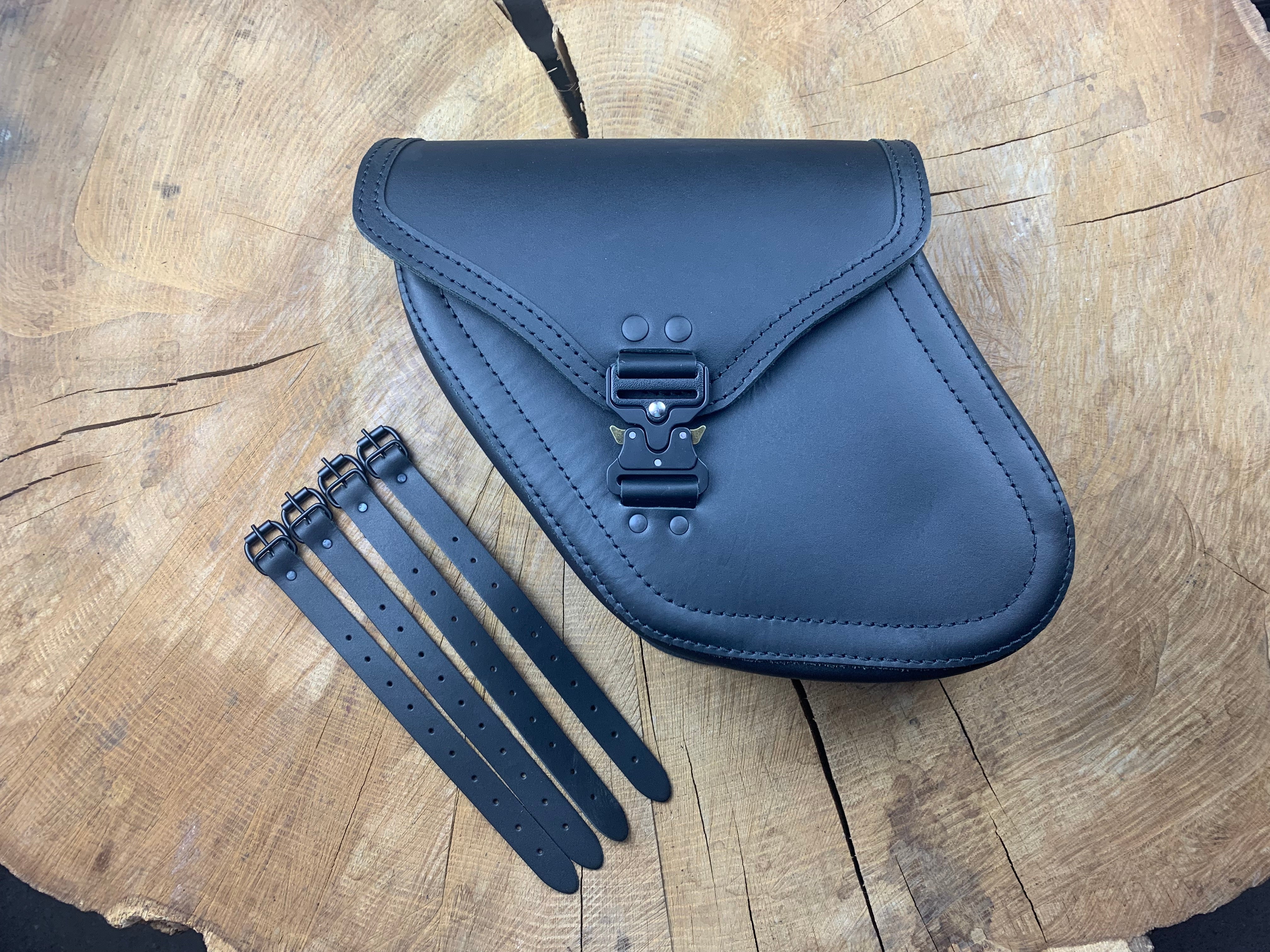 Dynamite Blackline M Links Seitentasche passend für Harley Davidson Street Bob bis 2017
