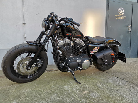Eos schwarz Seitentasche mit Flaschenhalter passend für Harley-Davidson Sportster