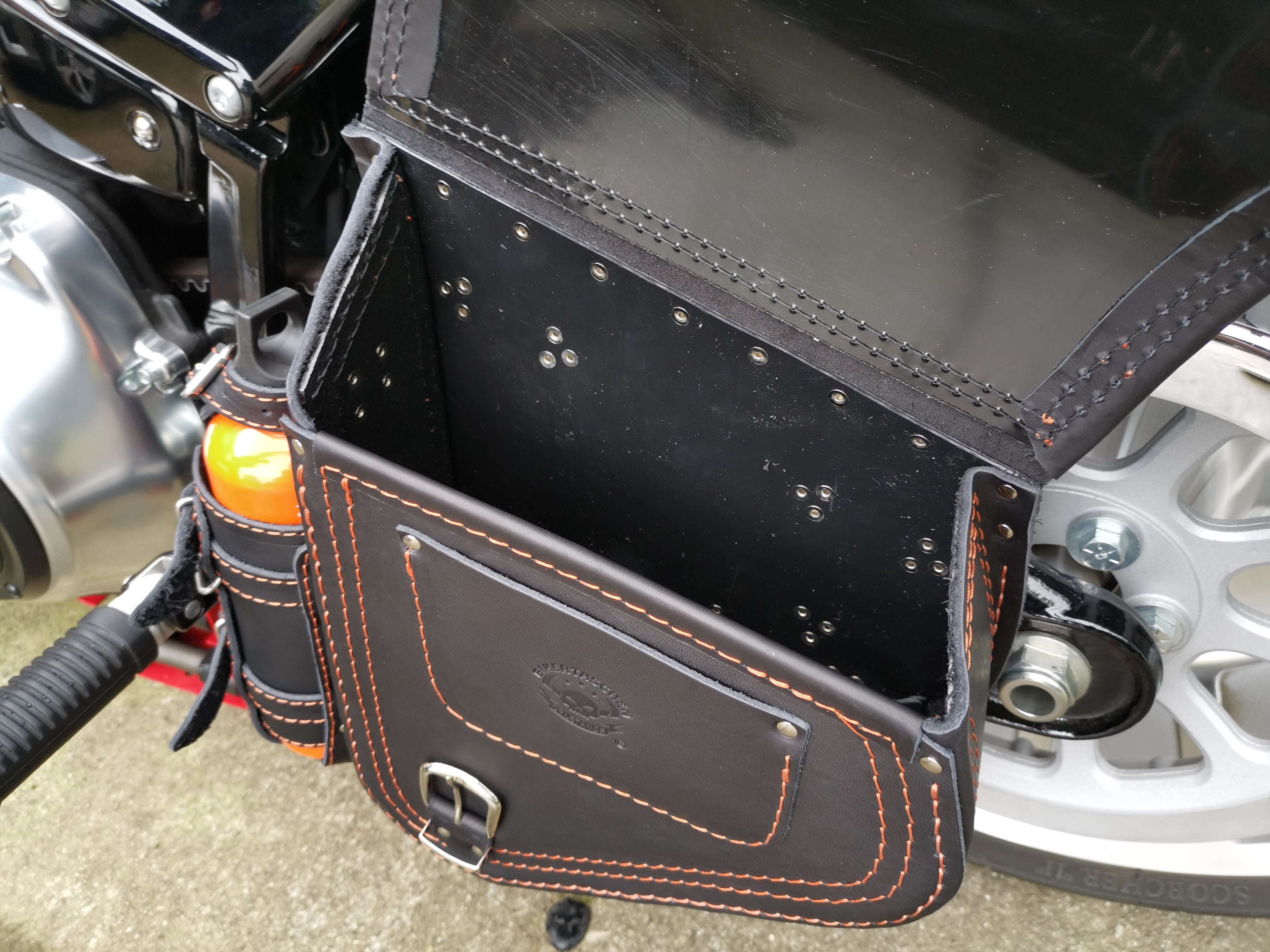 Diablo orange Schwingentasche + Schwingenhalter Softail bis 2017