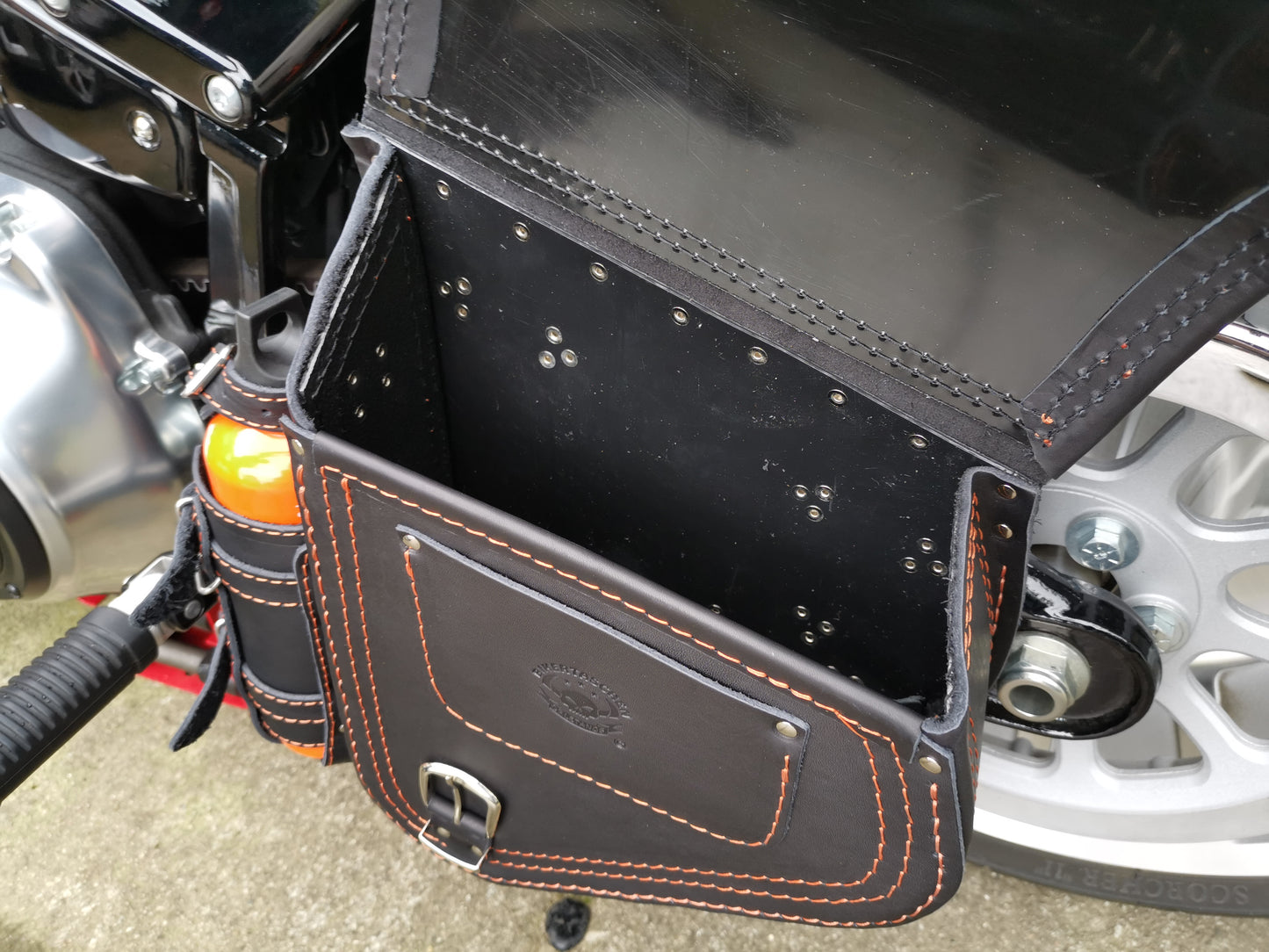 Diablo orange Schwingentasche + Schwingenhalter Softail bis 2017