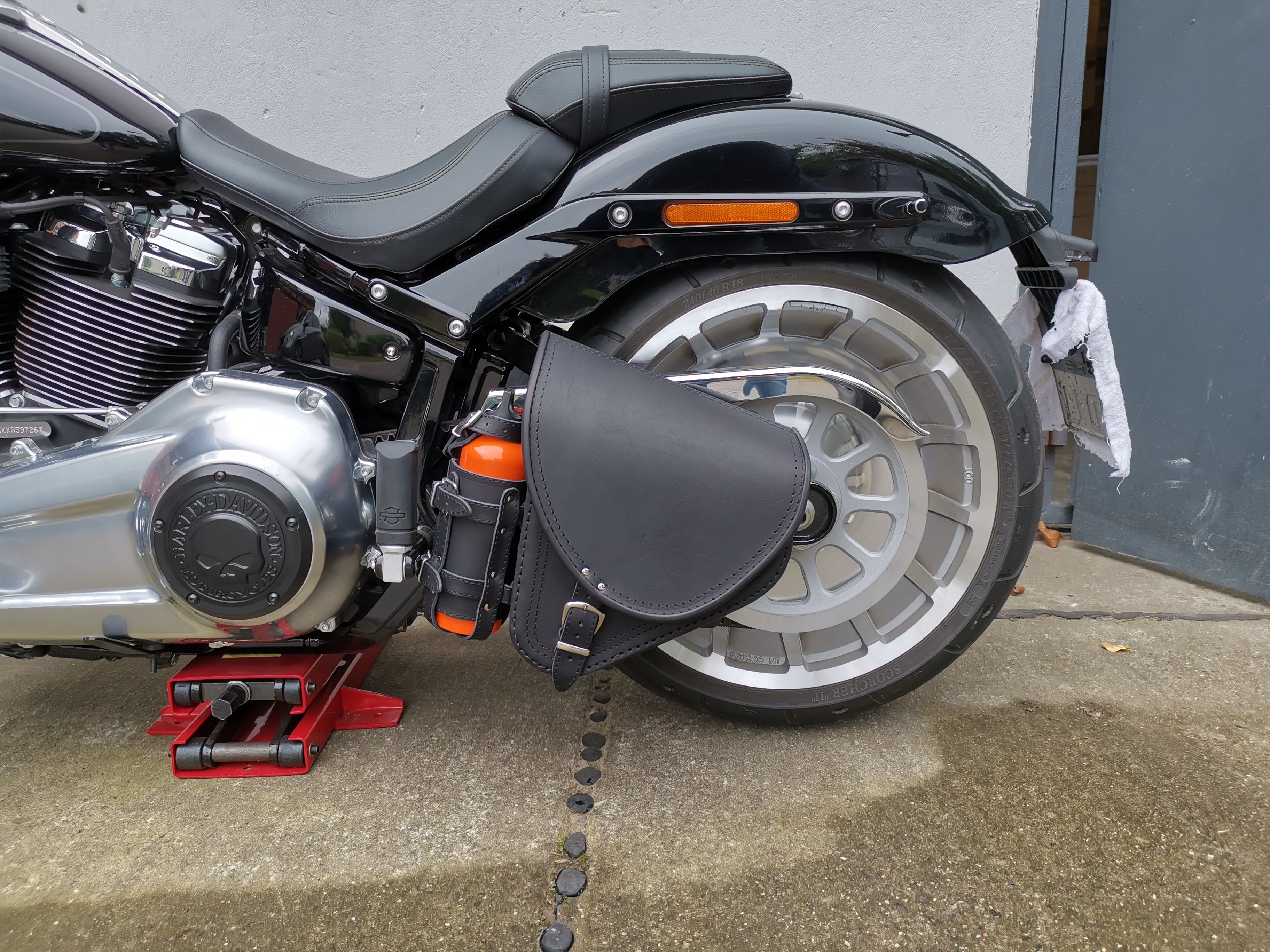 Diablo schwarz Schwingentasche Set + Schwingenhalter Softail bis 2017
