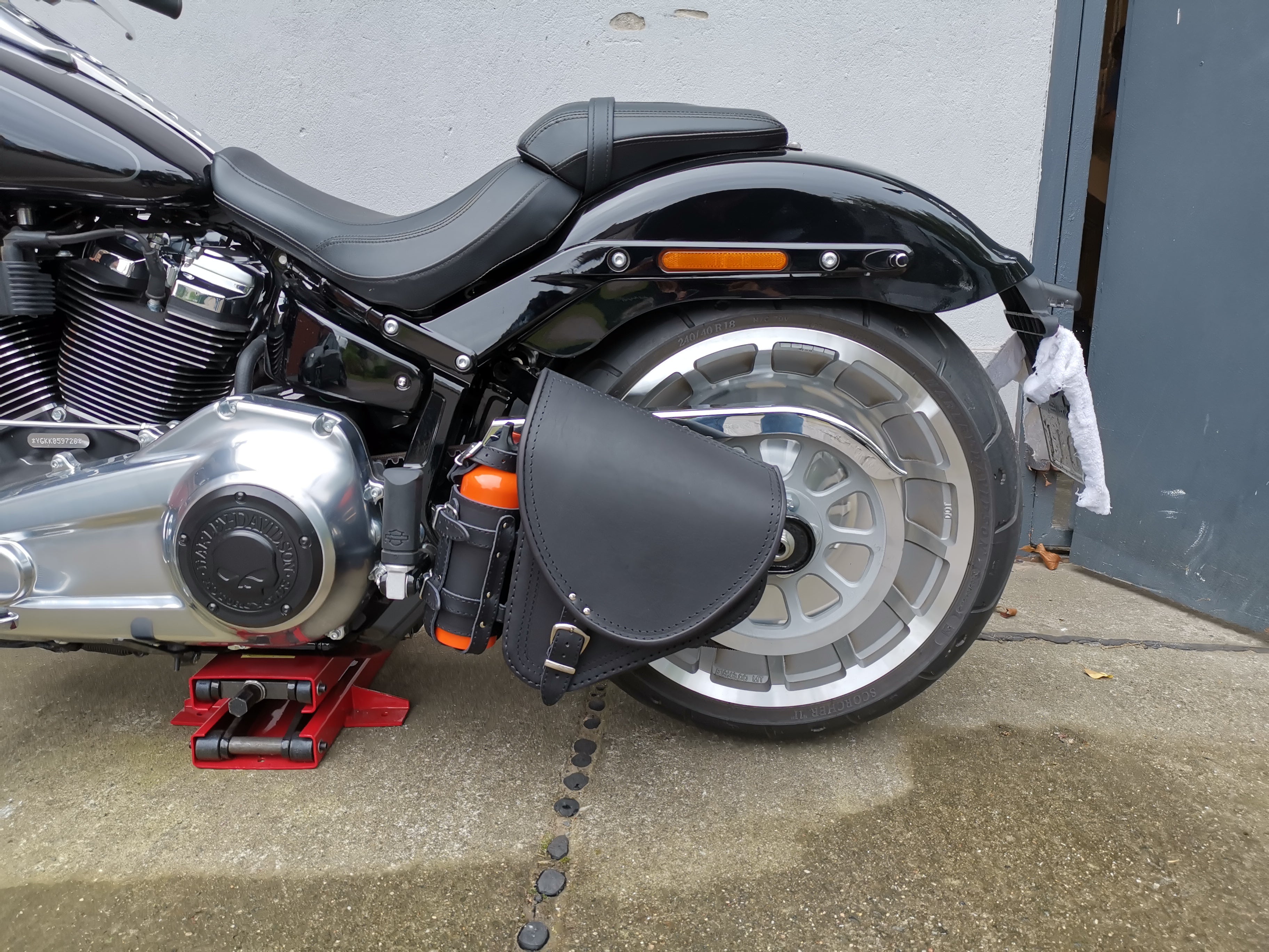 Diablo schwarz Schwingentasche + Schwingenhalter Softail ab 2018