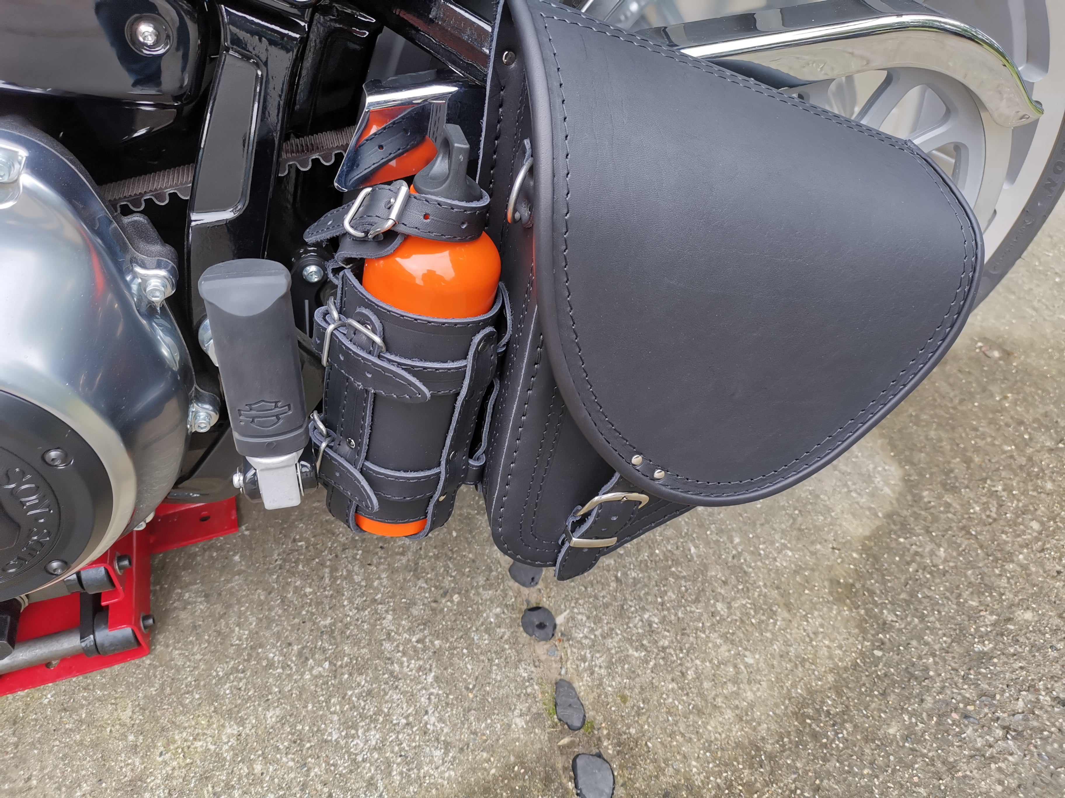 Diablo schwarz Schwingentasche + Schwingenhalter Softail ab 2018