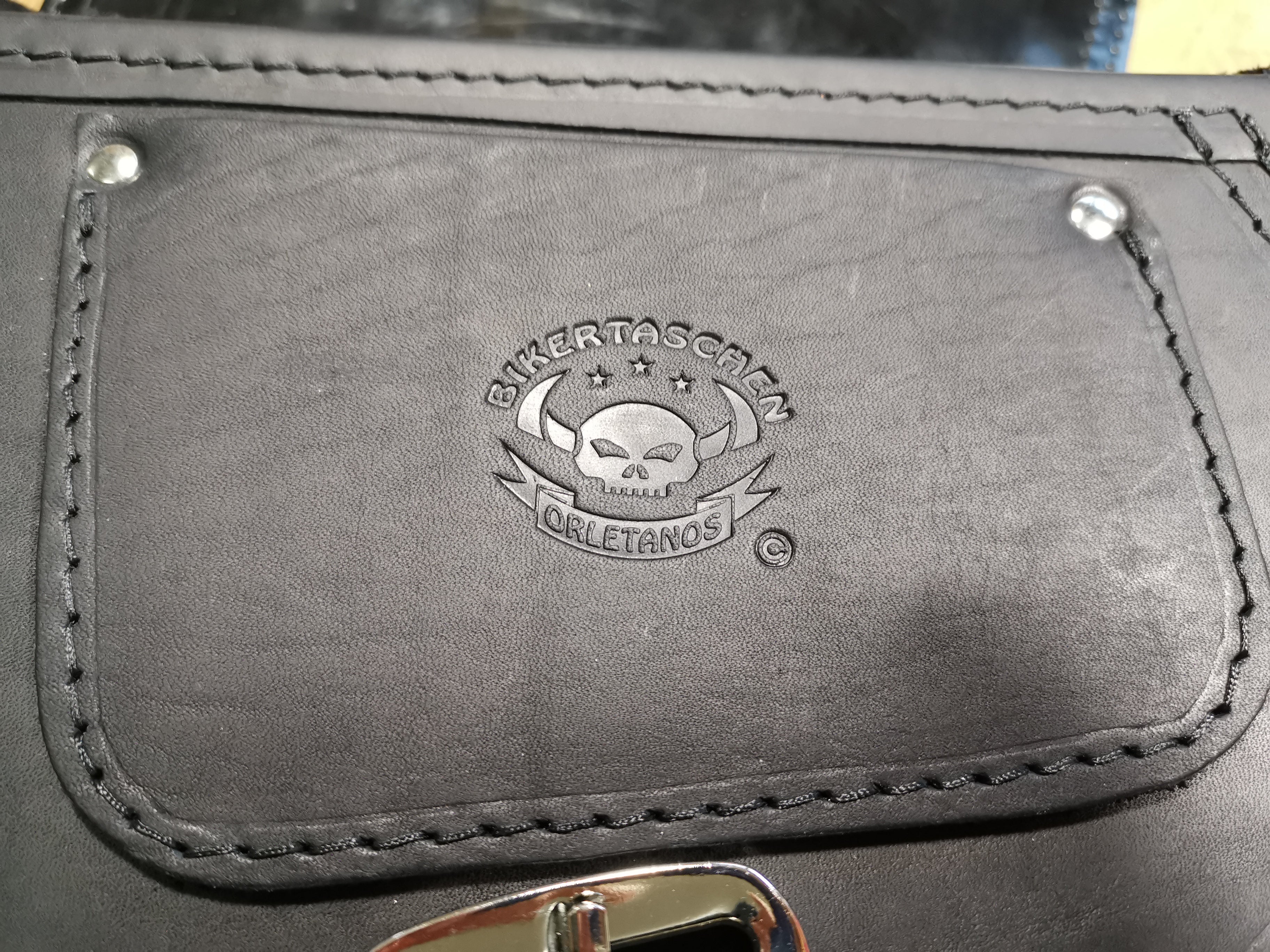 Fortuna weiß Schwingentasche + Schwingenhalter Softail bis 2017