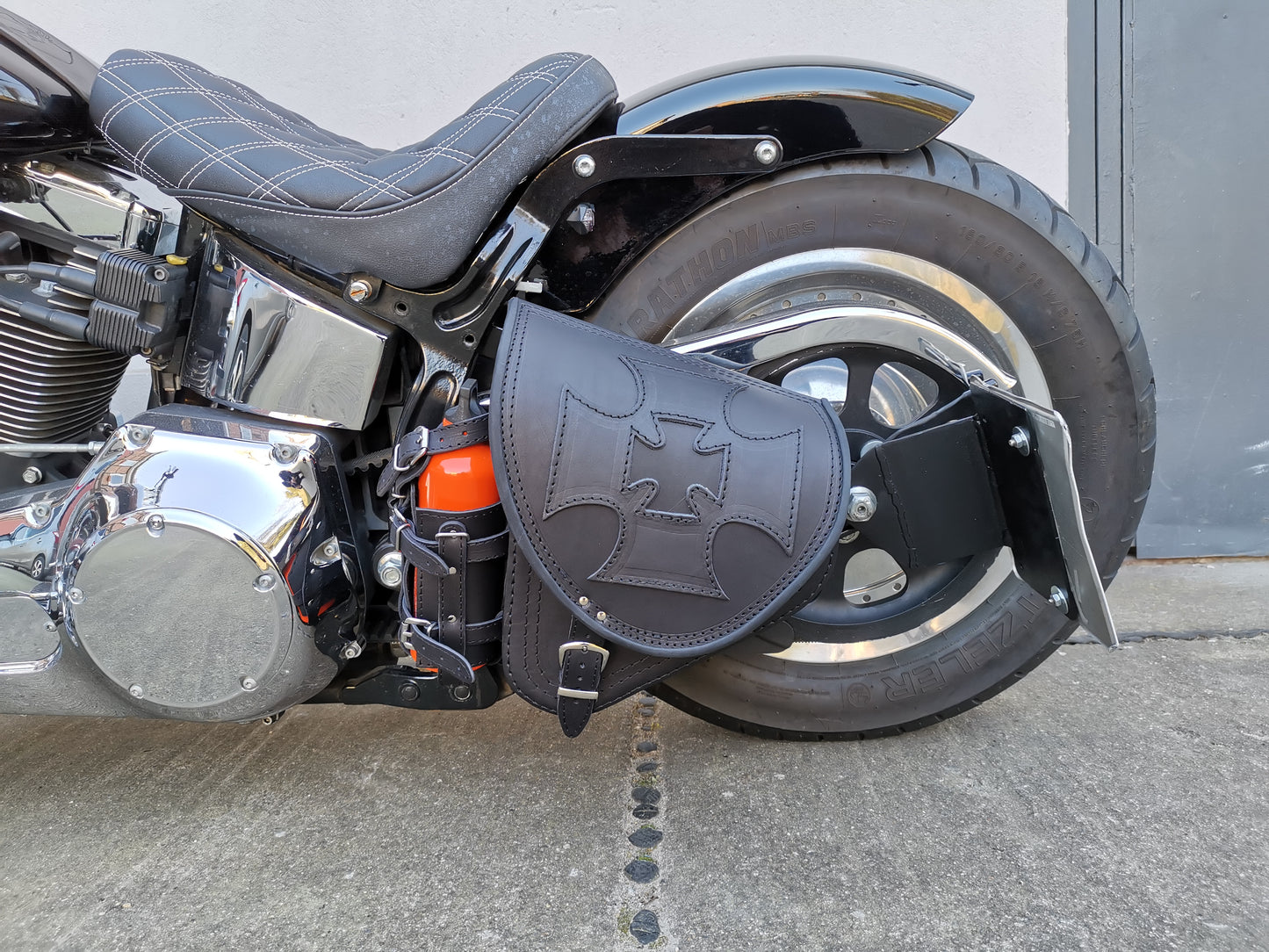 Diablo Malteser schwarz Schwingentasche Set + Schwingenhalter Softail bis 2017