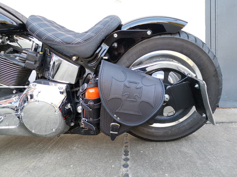 Diablo Malteser schwarz Schwingentasche Set + Schwingenhalter Softail bis 2017