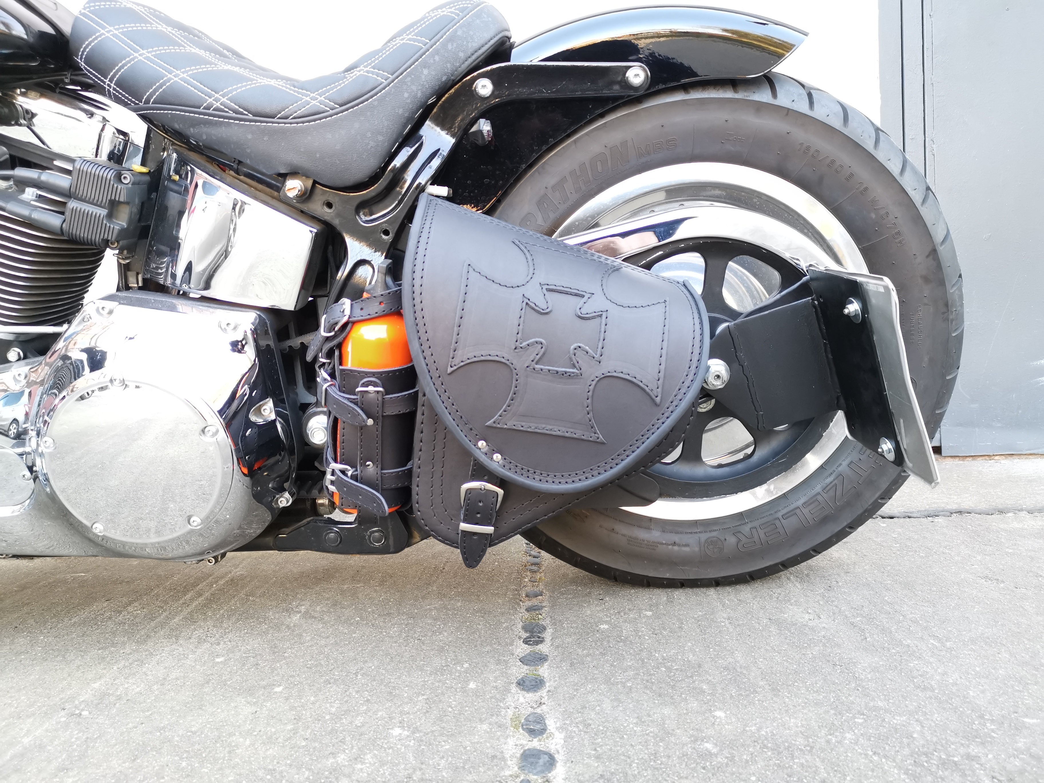 Diablo Malteser schwarz Schwingentasche Set + Schwingenhalter Softail ab 2018