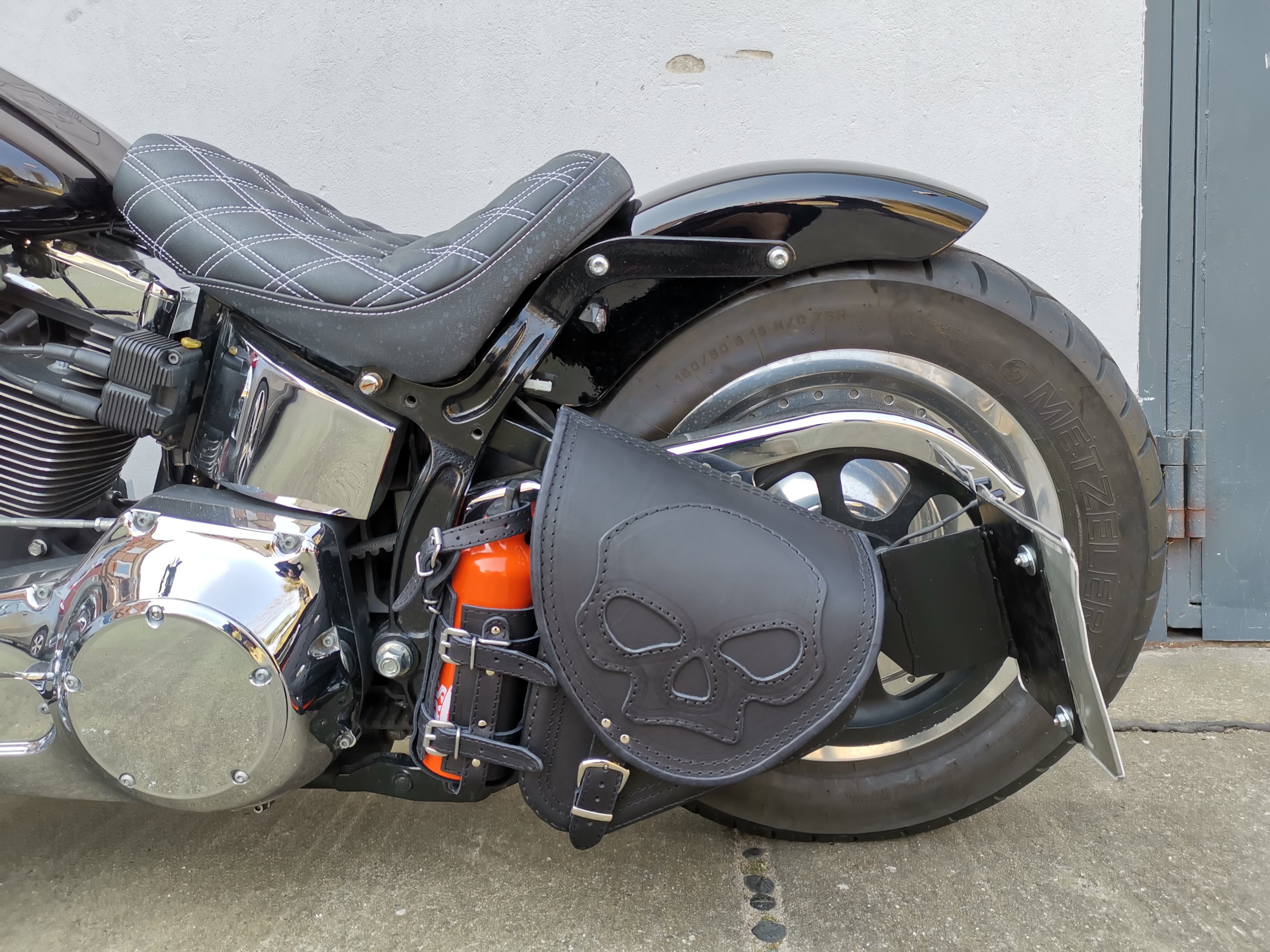 Diablo Skull schwarz Schwingentasche + Schwingenhalter Softail ab 2018