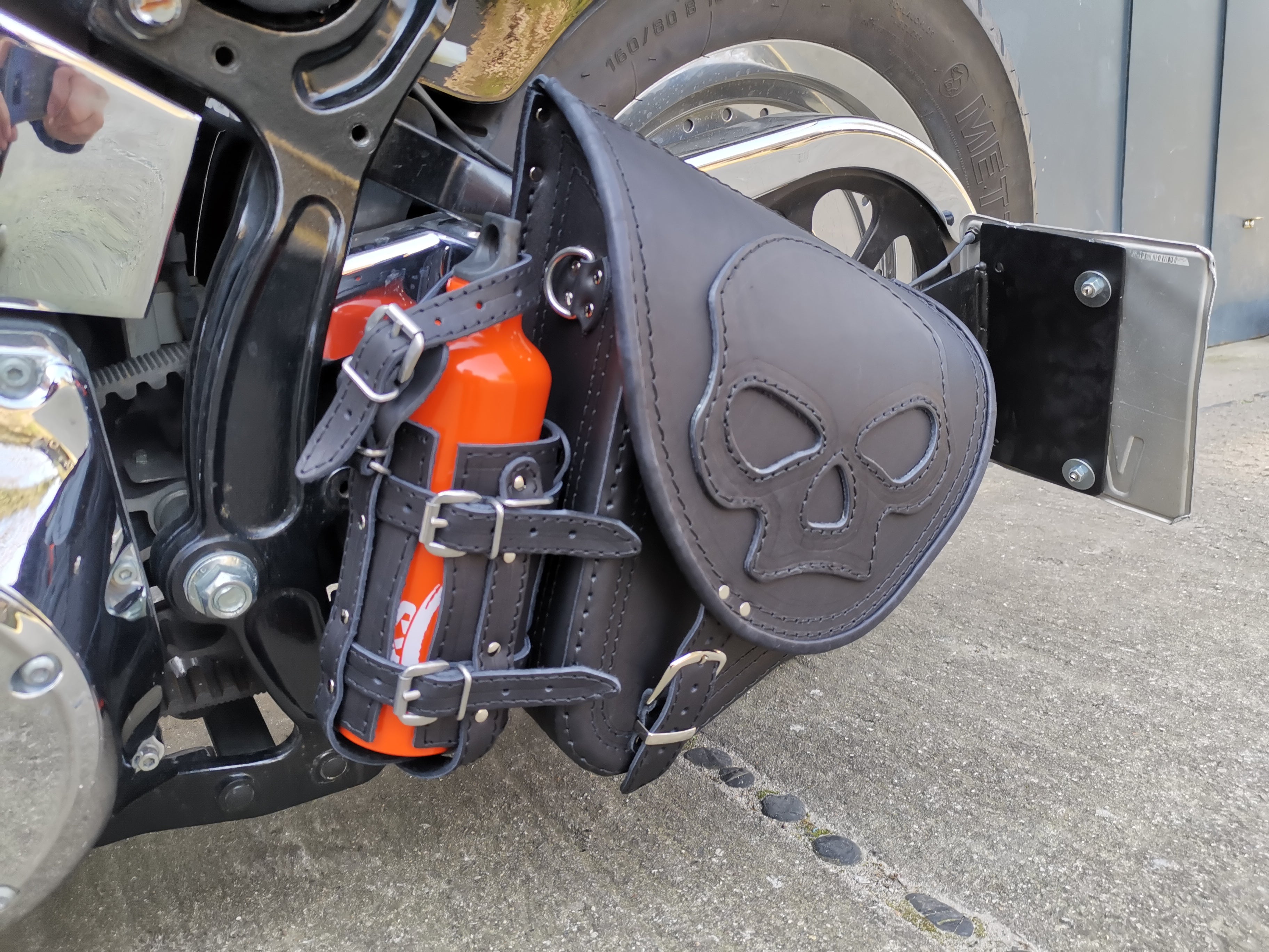 Diablo Skull schwarz Schwingentasche + Schwingenhalter Softail ab 2018