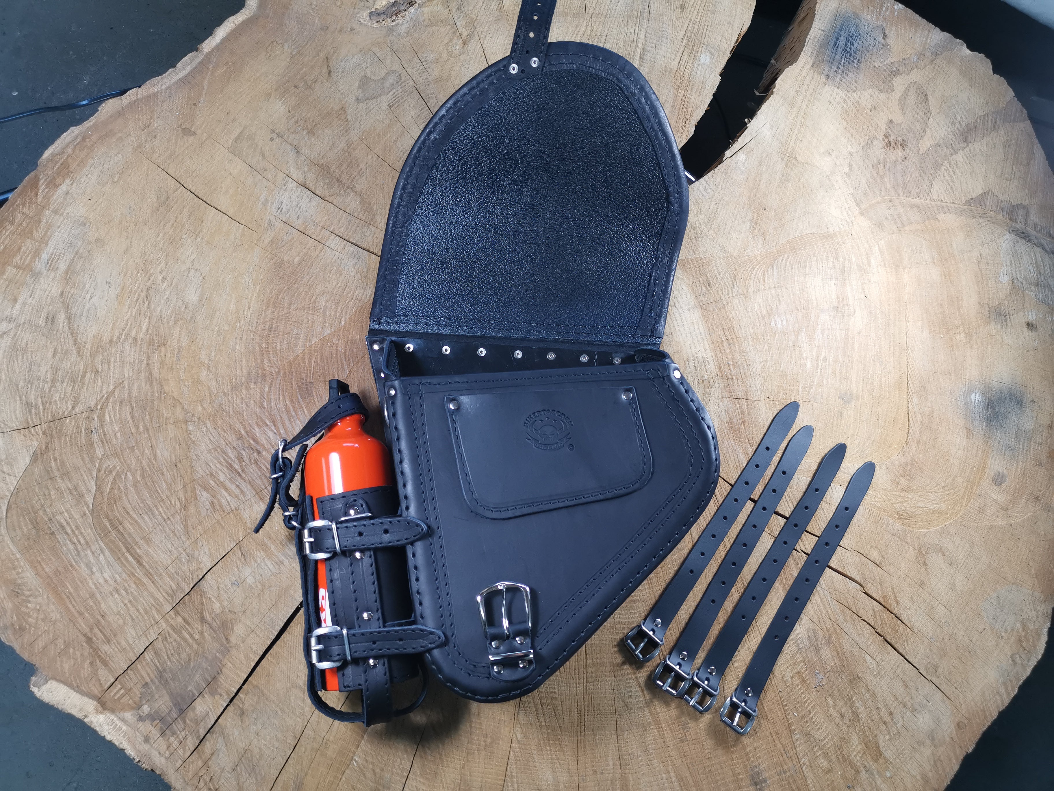 Diablo Skull schwarz Schwingentasche + Schwingenhalter Softail ab 2018