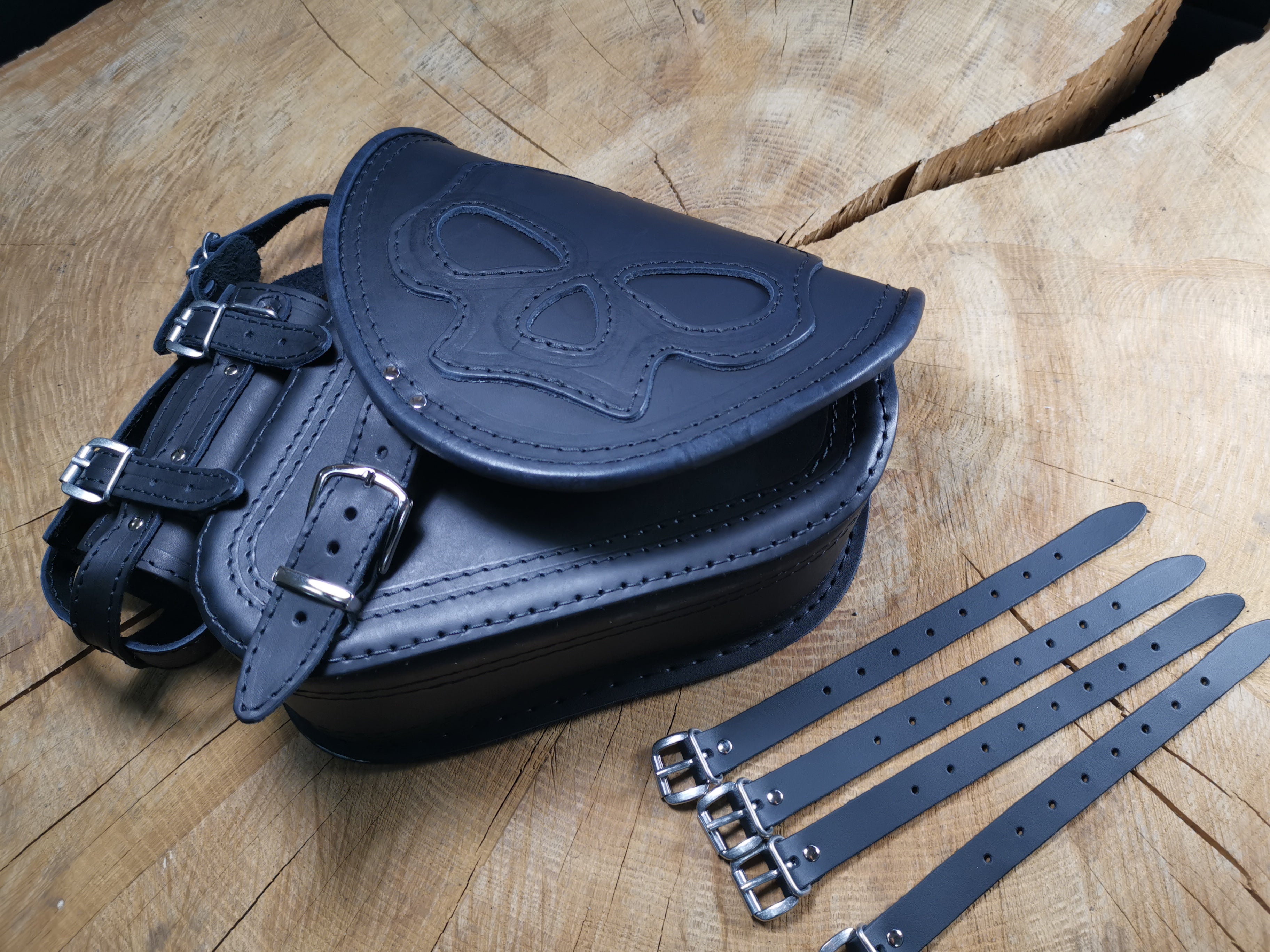 Diablo Skull schwarz Schwingentasche + Schwingenhalter Softail ab 2018