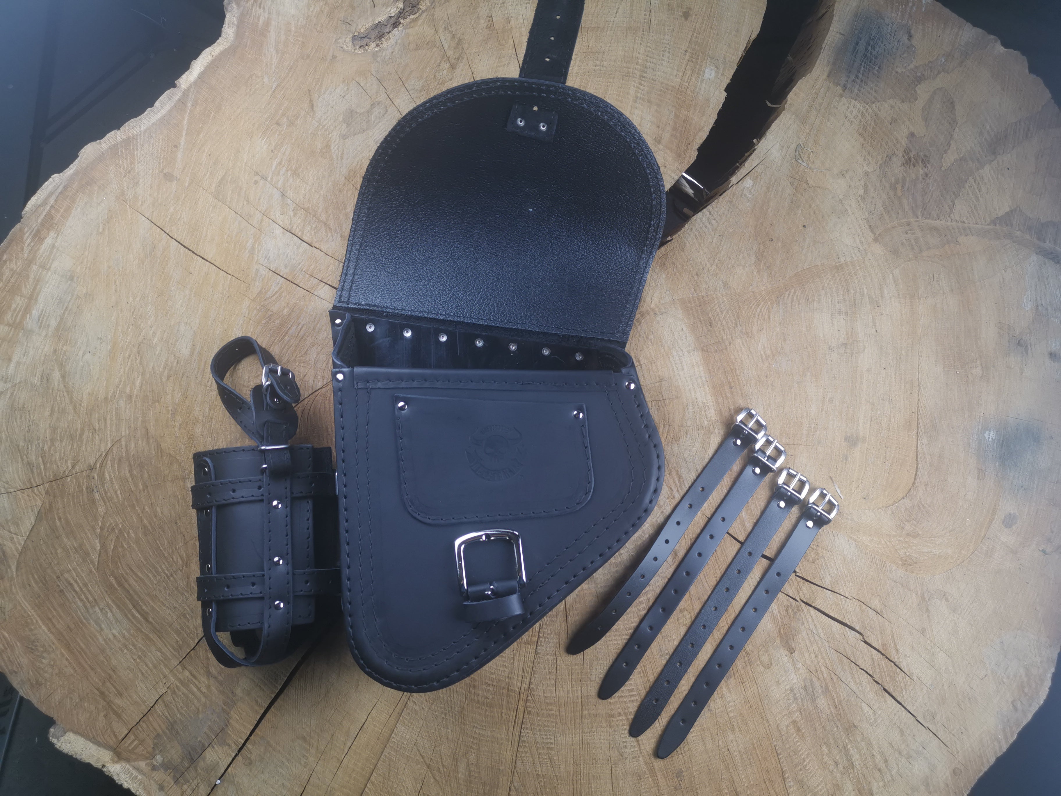 Fortuna schwarz Schwingentasche + Schwingenhalter Softail ab 2018