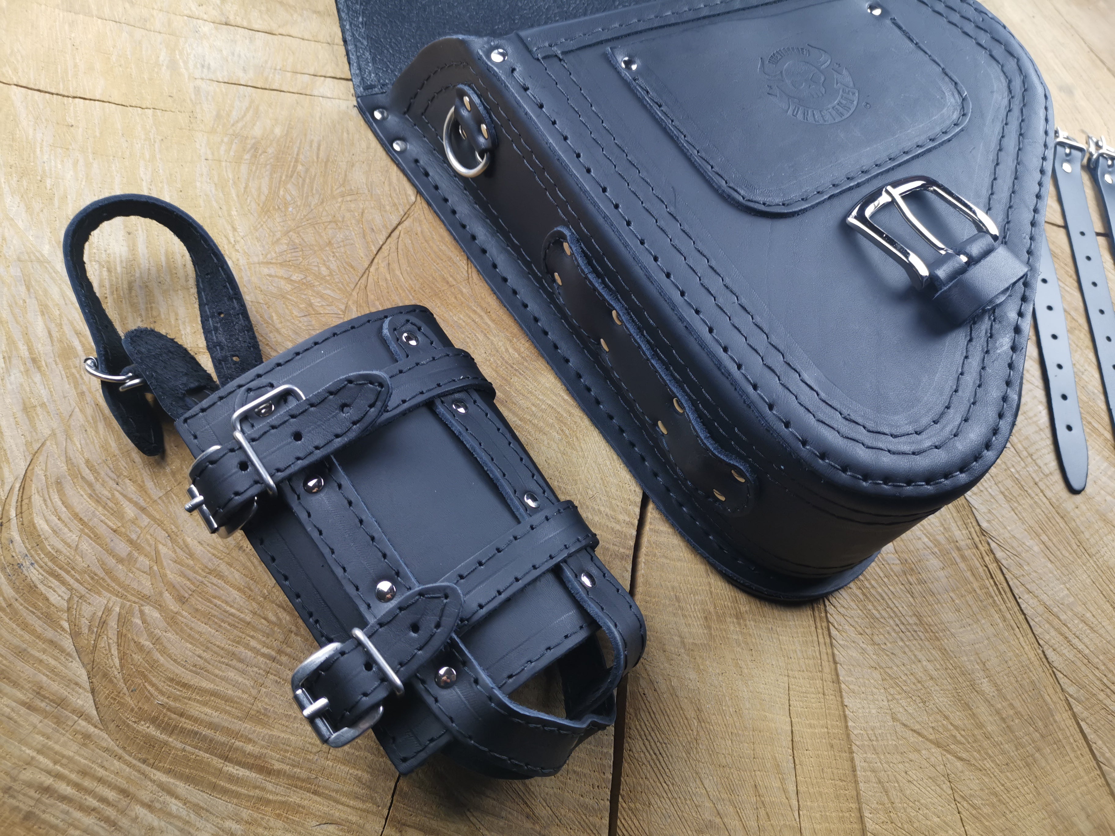 Fortuna schwarz Schwingentasche + Schwingenhalter Softail ab 2018