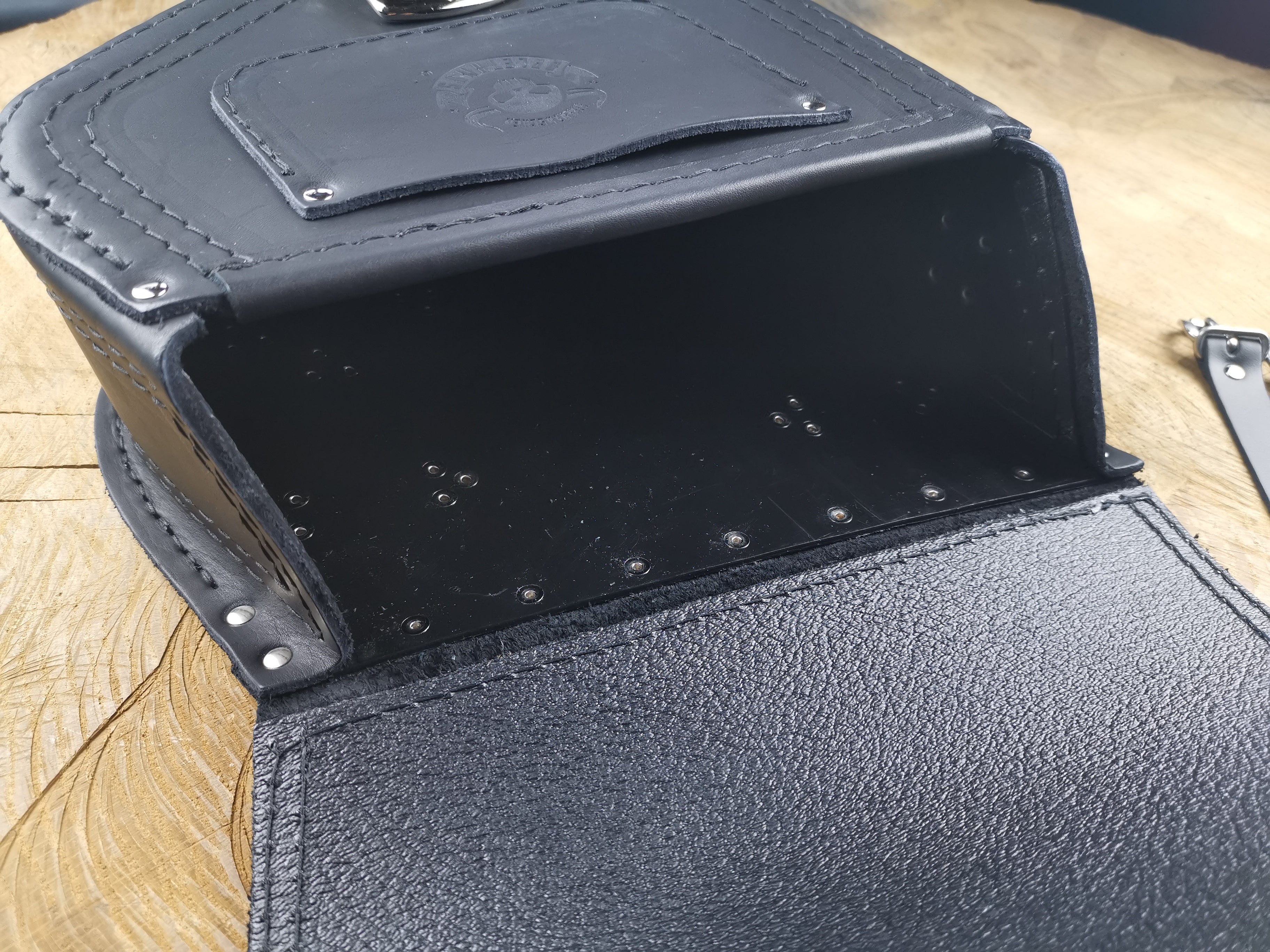 Fortuna schwarz Schwingentasche + Schwingenhalter Softail ab 2018