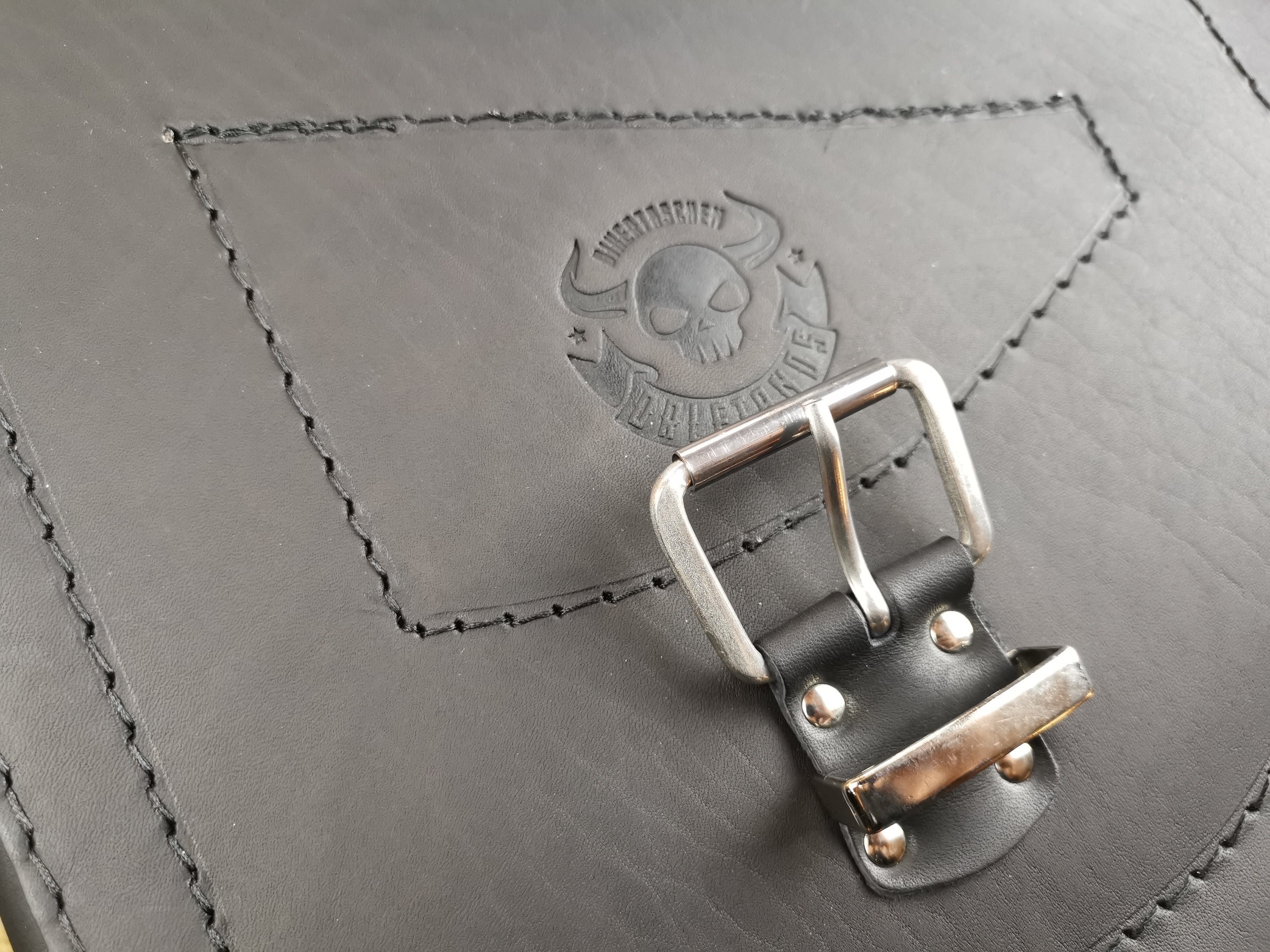 Odin schwarz Schwingentasche + Schwingenhalter Softail bis 2017