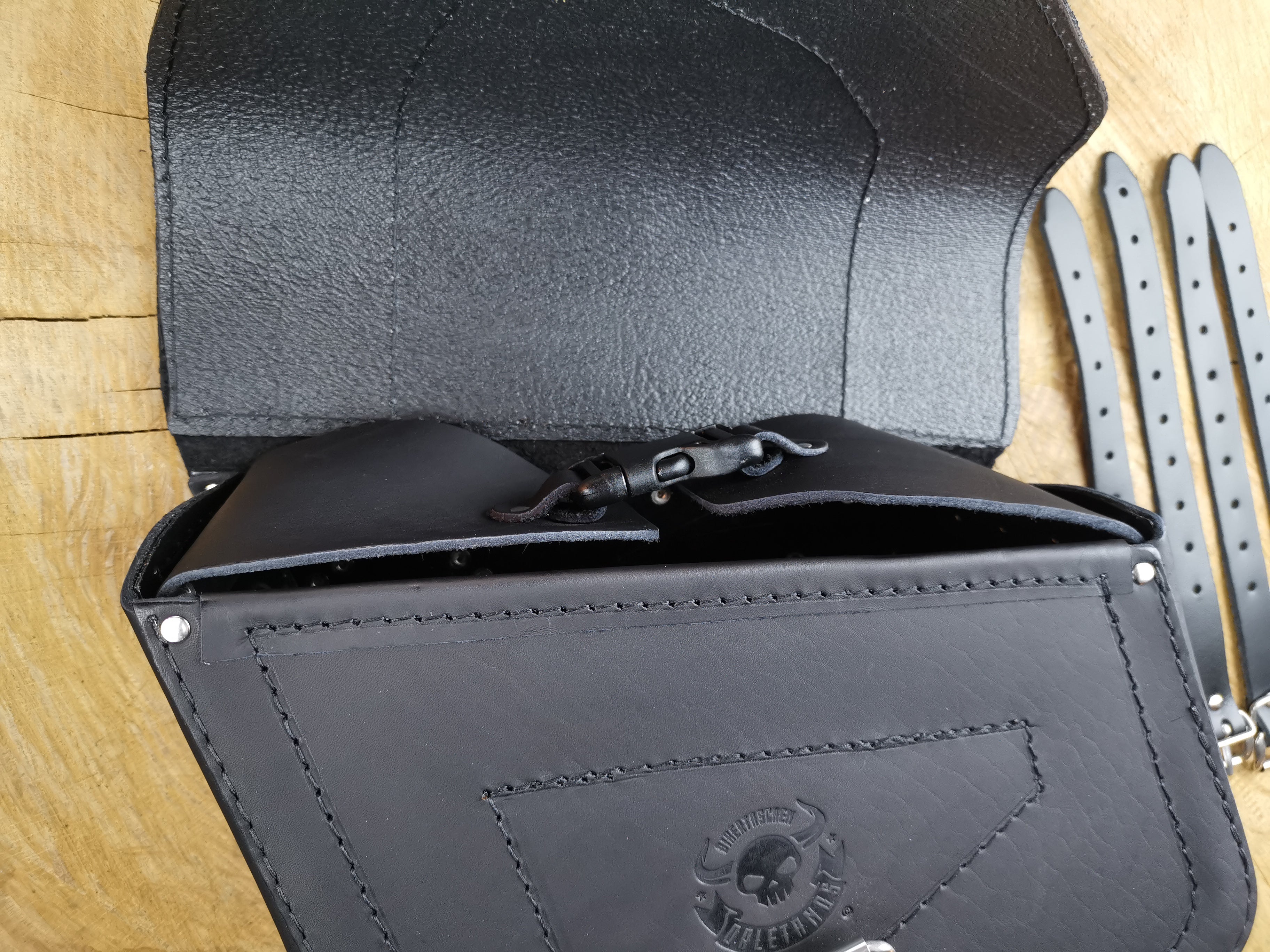 Odin schwarz Schwingentasche + Schwingenhalter Softail bis 2017
