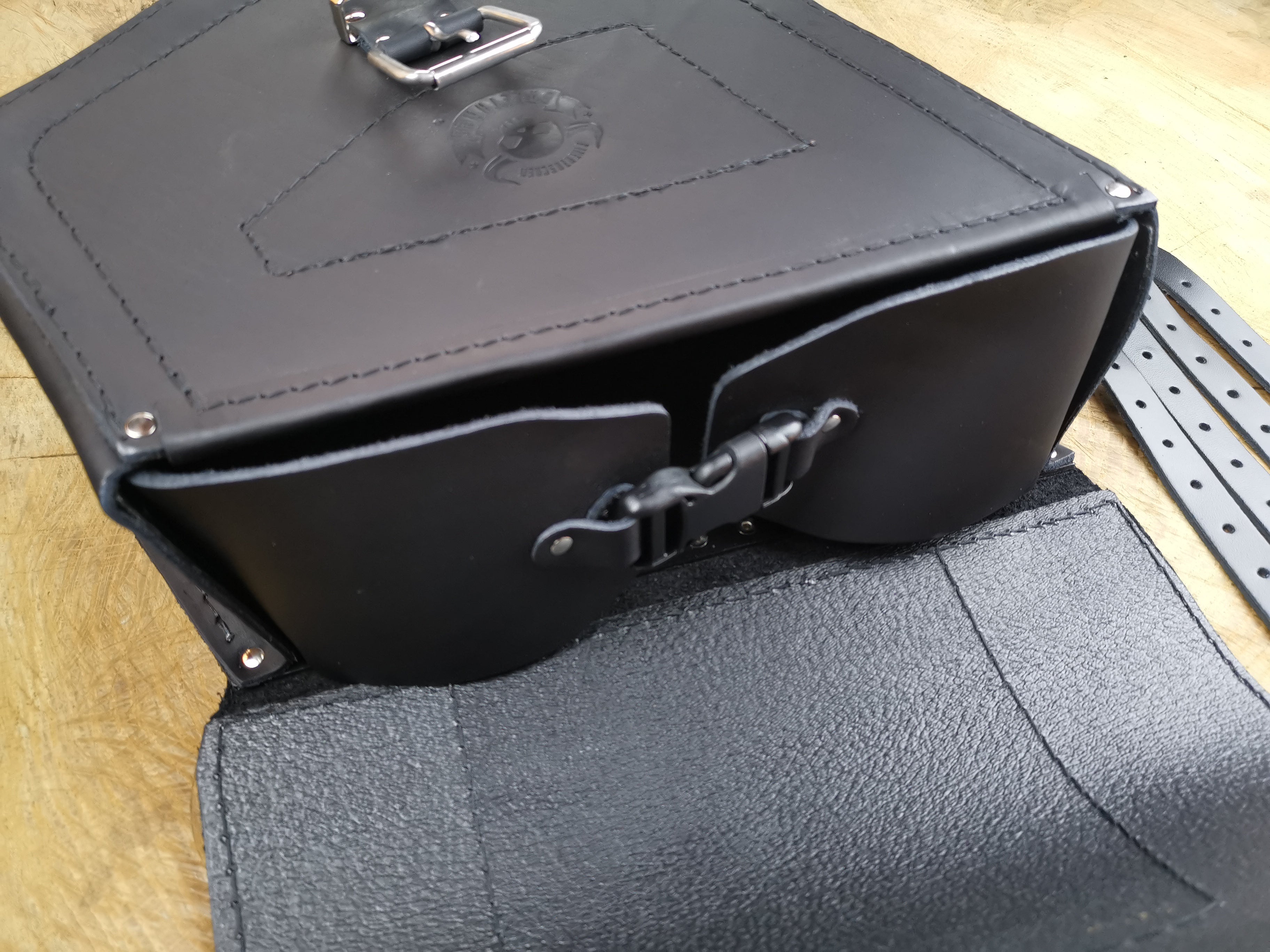 Odin schwarz Schwingentasche + Schwingenhalter Softail bis 2017