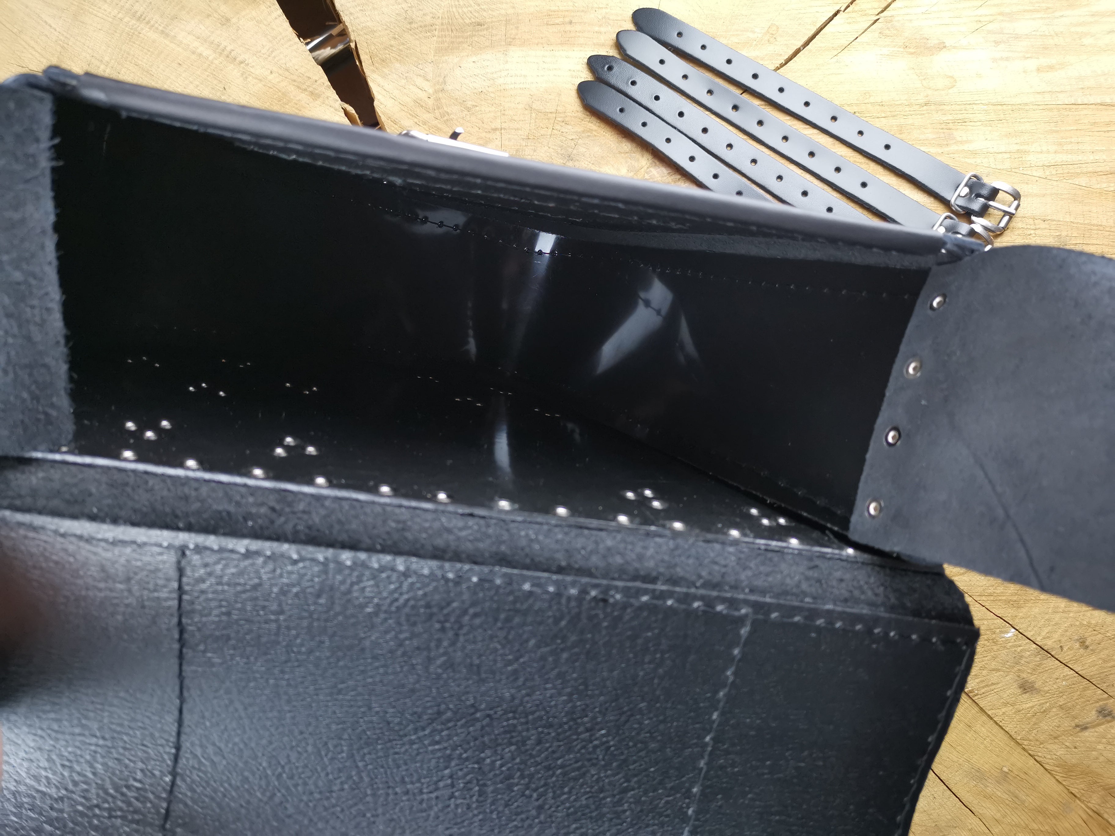 Odin schwarz Schwingentasche + Schwingenhalter Softail bis 2017