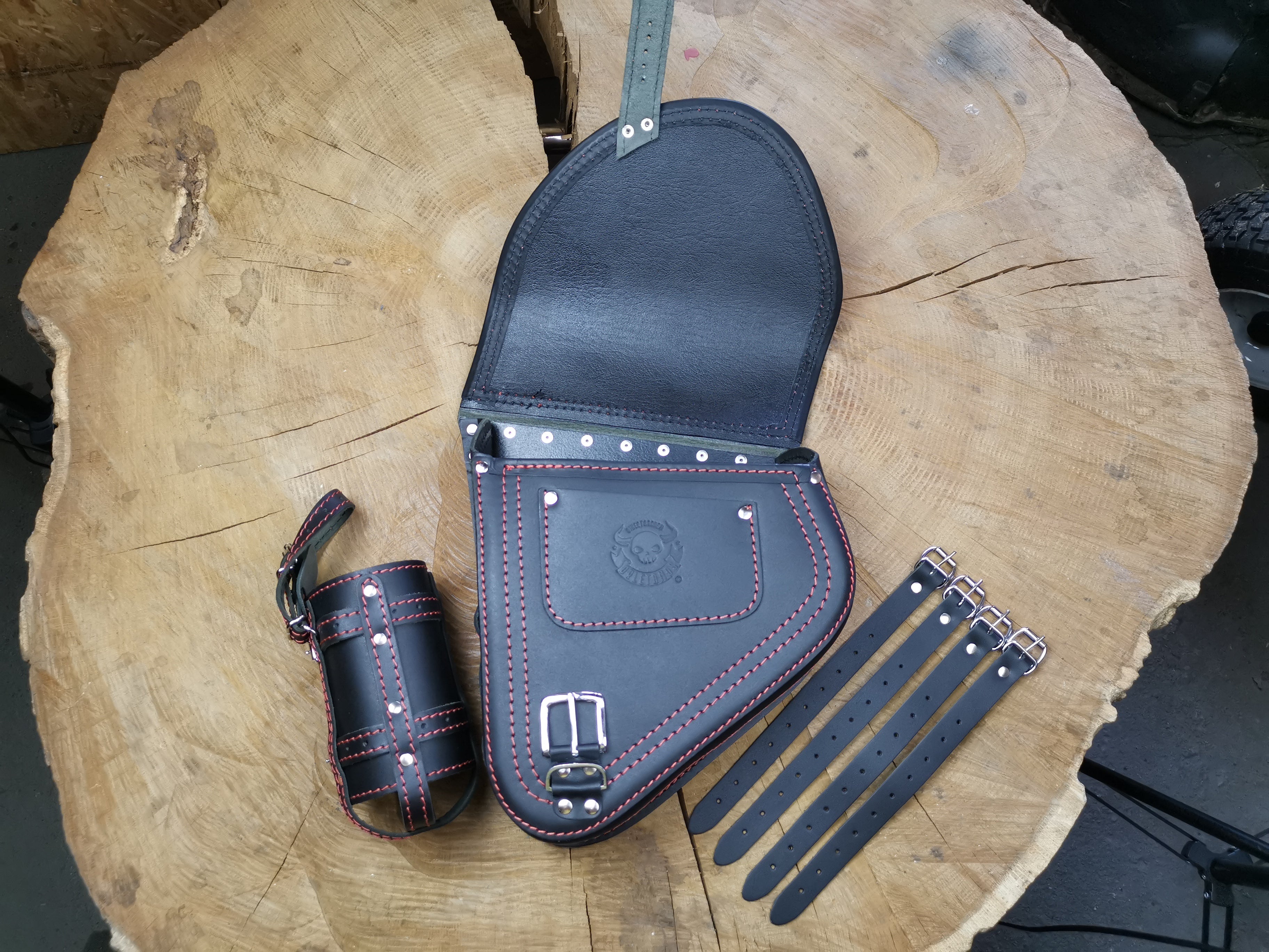 Diablo rot Schwingentasche + Schwingenhalter Softail ab 2018