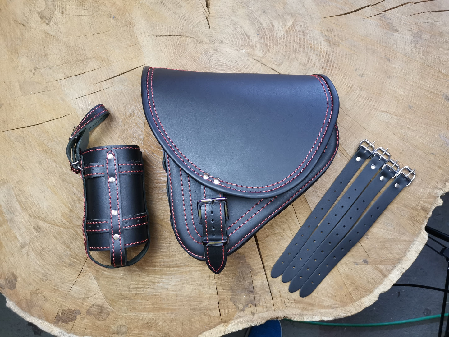Diablo rot Schwingentasche + Schwingenhalter Softail bis 2017